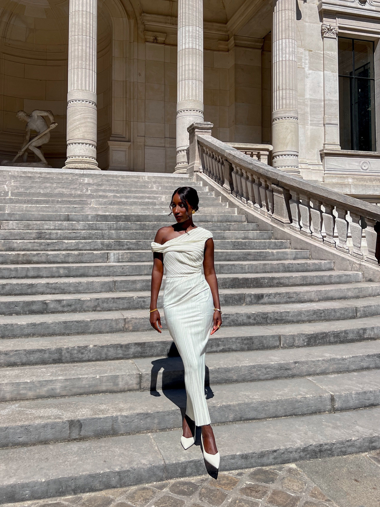 I love this Greek goddess vibe dress, giving a beautiful and elegant hourglass shape, the material is also light and comfortable . Im wearing a size 34EU 