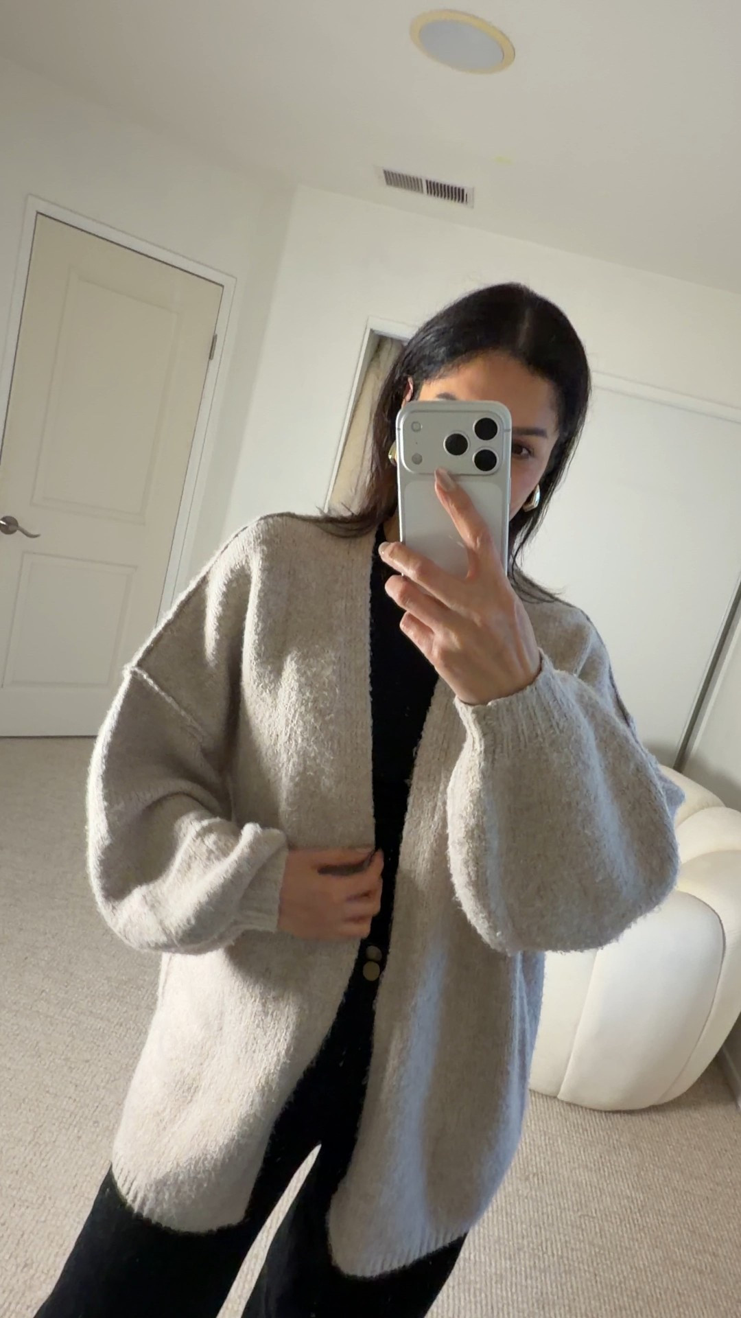 The softest cardigan from Amazon 
These are oversized 
Wearing size S
#Amazonfinds #amazon #amazonfashion

#LTKFindsUnder50