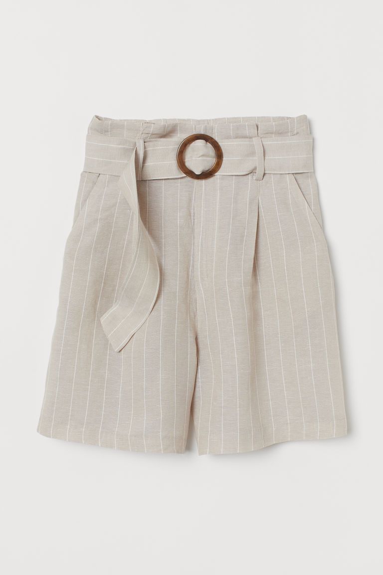 Shorts aus einer Tencel™ Lyocell-/Leinenmischung mit hohem Bund und breitem Gürtel mit runder ... | H&M (DE, AT, CH, NL, FI)