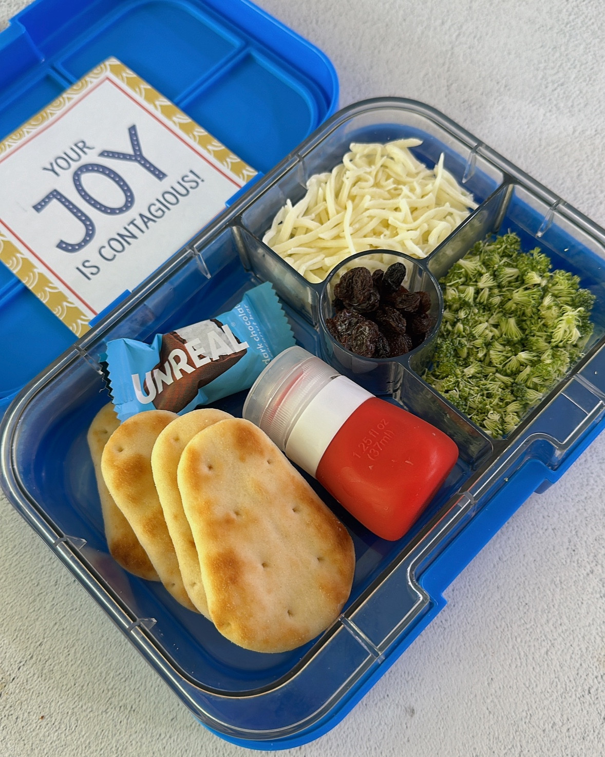 Toddler Lunchbox Ideas - Homemade Pizza Lunchables🍕
Cut tips off of broccoli florets to serve as fun “sprinkles” for a pizza topping!

#toddlerlunchbox #lunchboxideas #schoollunch