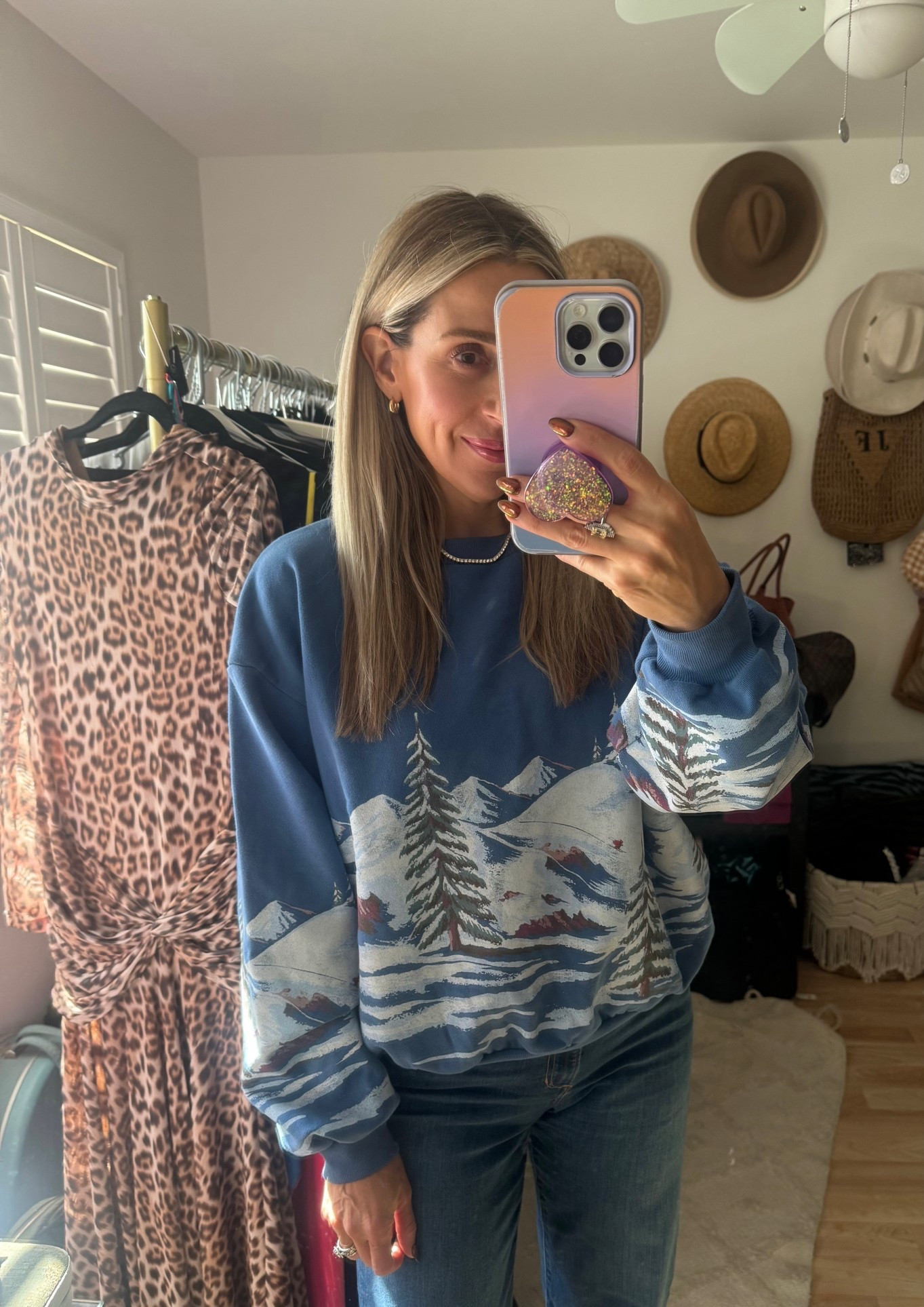 The cutest holiday / winter ❄️ sweatshirt for my travel day home 🛬 


#LTKFindsUnder100 #LTKHoliday #LTKSeasonal