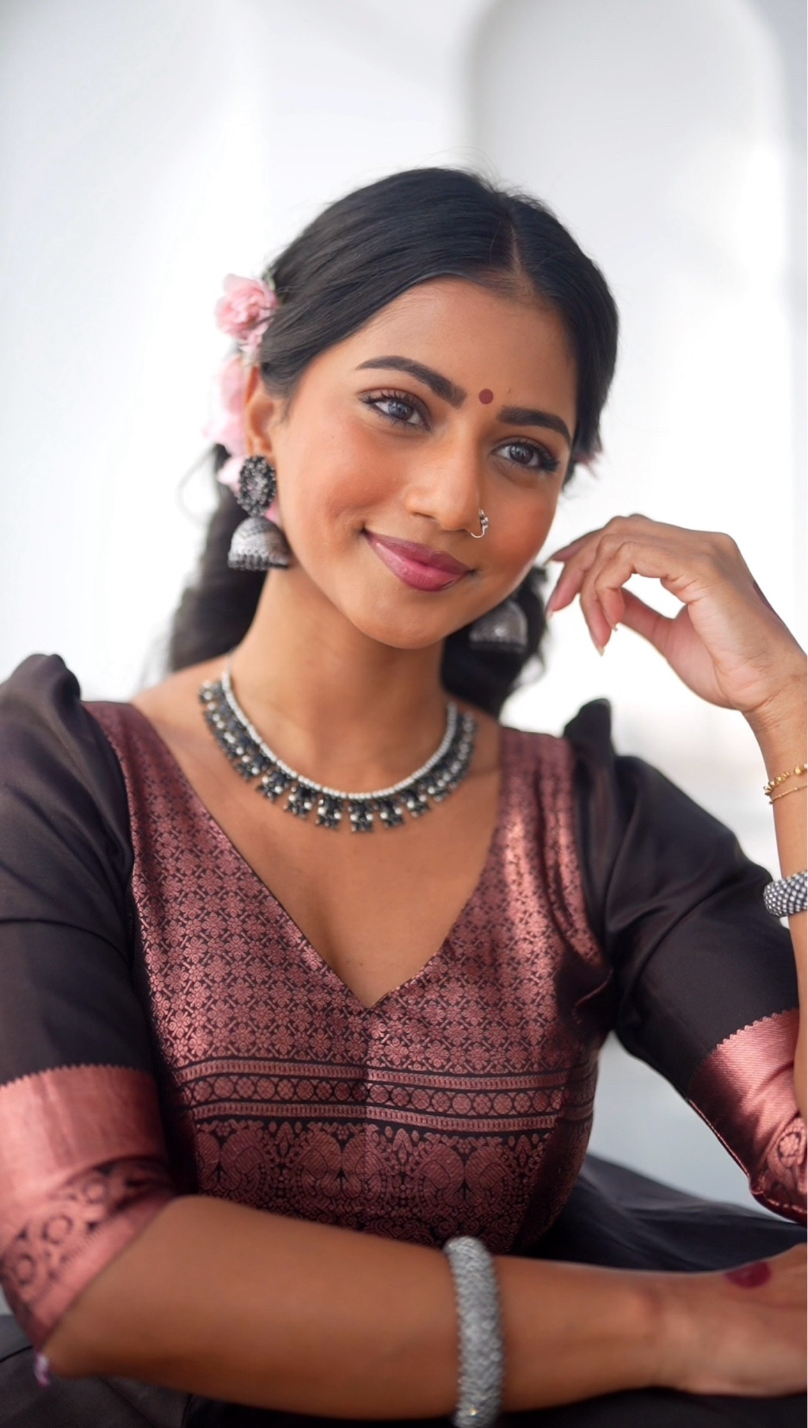 Face Base: Charlotte Tilbury
Brows: Benefit Cosmetics Brow Pencil in 4 + MAC Cosmetics Brow Gel⁣⁣⁣⁣⁣
Color Corrector: Smashbox ⁣x Becca in Medium/Dark⁣
Foundation: Mac Cosmetics Studio Fix & Studio Radiance (mixed) in NC44
Concealer: Clinique in WN64 Butterscotch   
Mascara: Lancome Flutter Extension  ⁣
Eyes: Makeup by Mario palette 
Bronzer: Rare Beauty 
Blush: Rare Beauty in Love 
Highlighter: Rare Beauty in Transcend   
Lip Liner: MAC Cosmetics in Plum 
Lips: Tarte Maracuja Lip Vinyl in Rosy Brown 
Setting Powder: Huda Beauty in Banana Bread 
Lash Extensions: Ardell Seamless 
Setting Spray: Urban Decay ⁣