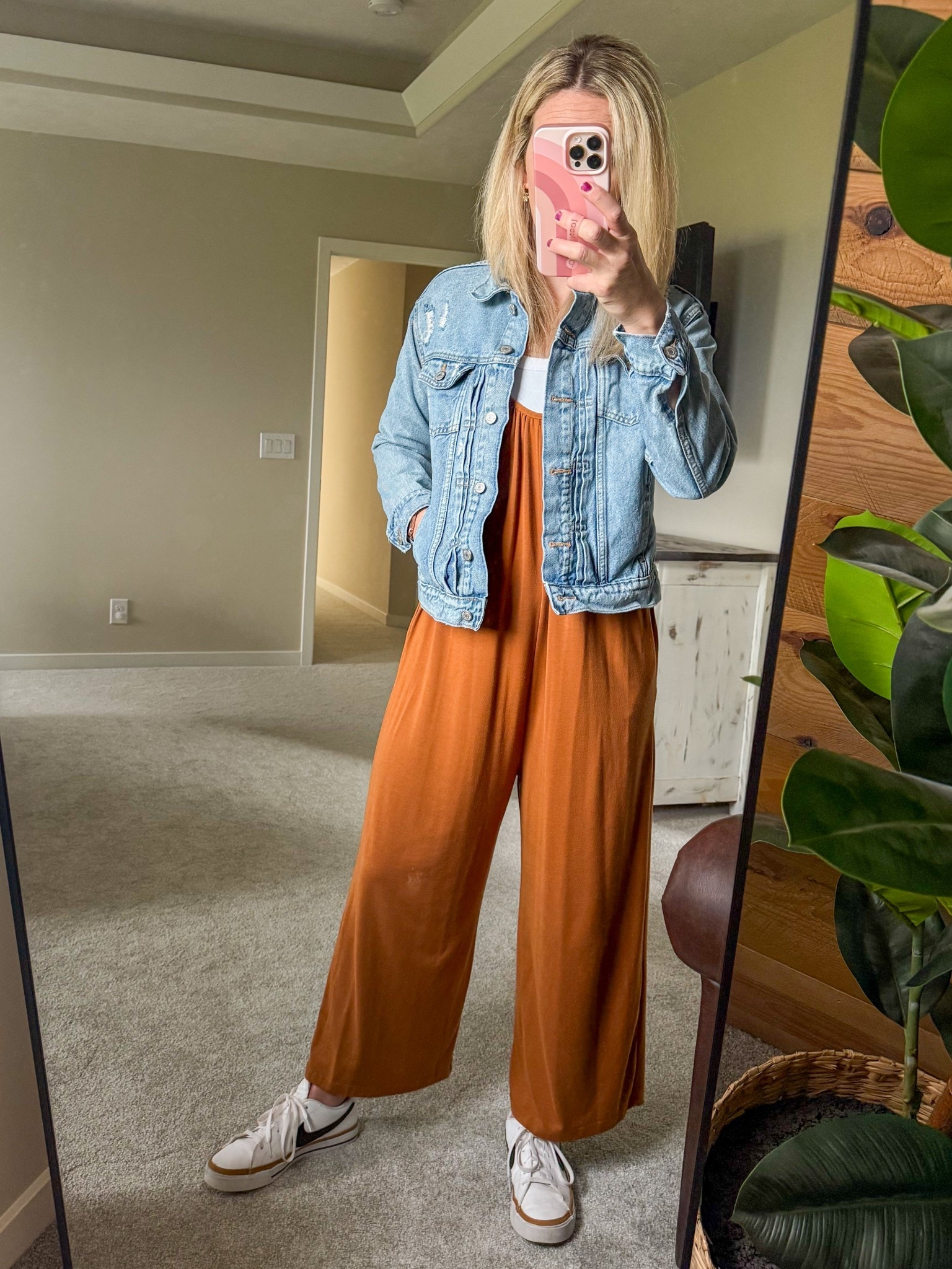 Casual mom outfit
Jumper, denim jacket and Nikes

#LTKSaleAlert #LTKShoeCrush #LTKStyleTip