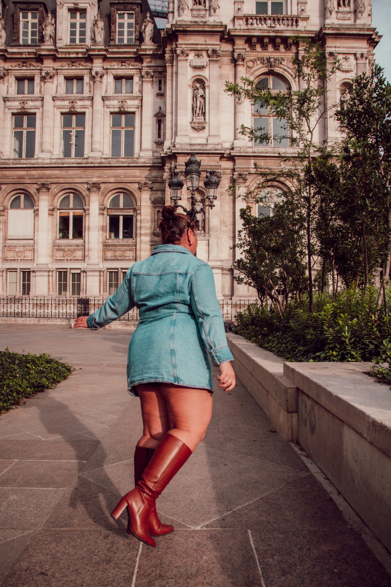 Le combo parfait pour la rentrée 🍂 : une robe chemise en denim ultra flatteuse associée à des bottes hautes (même pour les gros mollets !). Un look chic & confortable qui passe du bureau à l’afterwork sans effort. 


#LTKmidsize #LTKfrance #LTKeurope