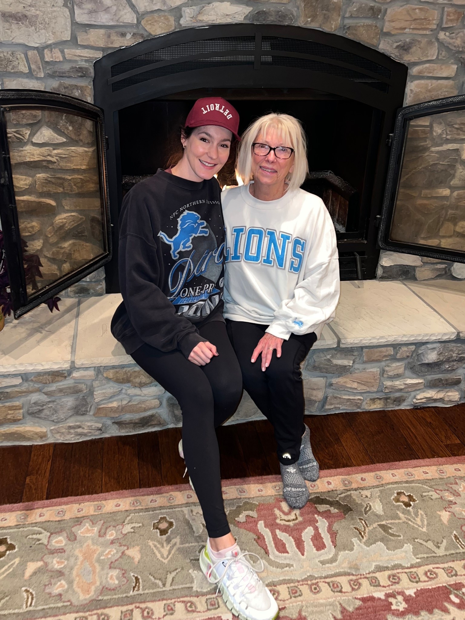 10/20 ootd
Travel look
Detroit, MI
Detroit Lions sweatshirt (size M for both of us for an oversized look)
NFL