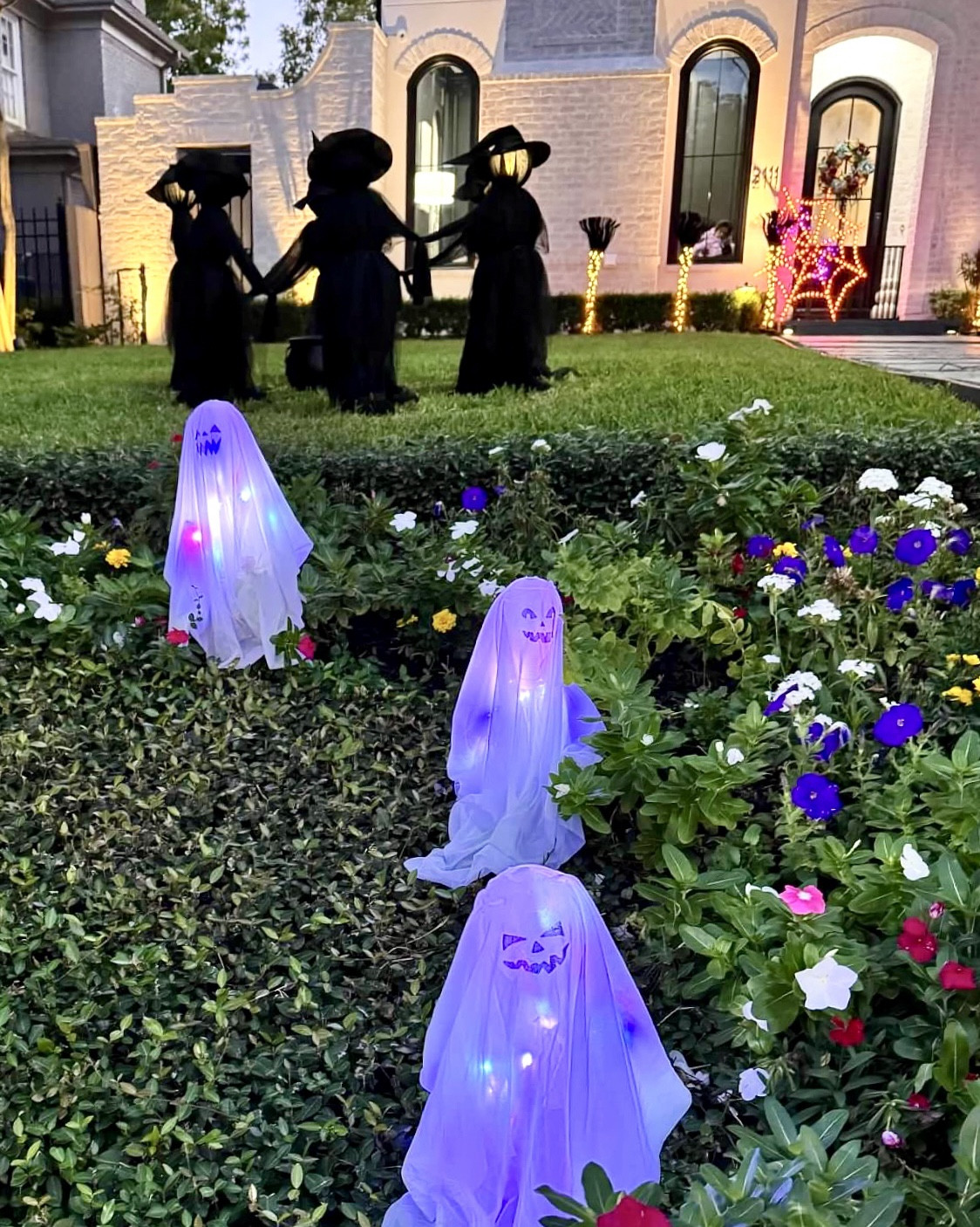 Outdoor Halloween Decor 🎃

#everypiecefits

Fall decor
Halloween
Outdoor decor
Porch decor
Seasonal decor

#LTKHalloween #LTKSeasonal #LTKHome