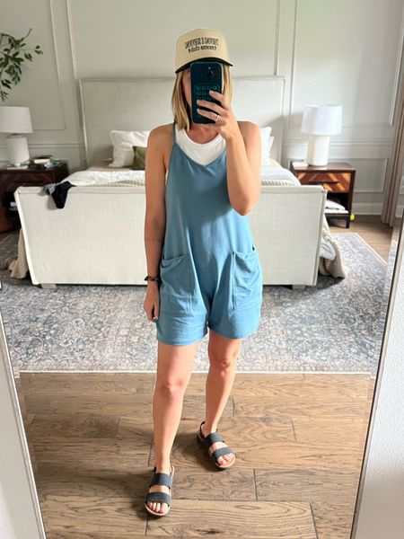 Another comfy mom outfit. *My favorite sports bra to wear with this is dirty, but I linked it!

Amazon romper | free people look for less | hot shot romper 