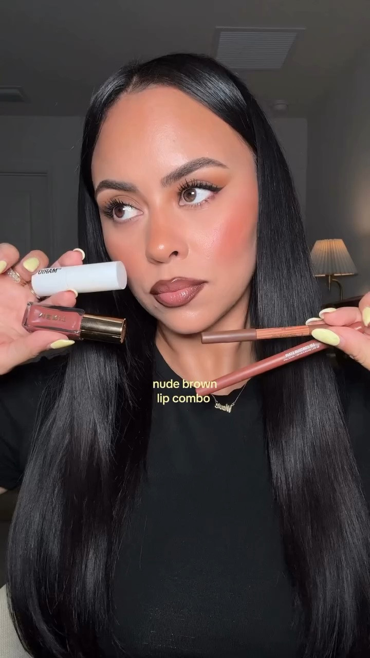 new lip combo unlocked, perfect for fall I may add 🔓👄⭐️✨
—
@HudaBeauty lip stain : warm brown 
@makeupforever lip liner : limitless brown 
@MakeupByMario lipstick : sierra 
@MERIT gloss : Biarritz