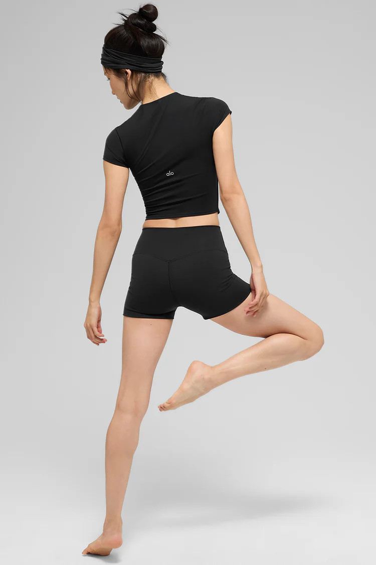 Model is 5'9.5” wearing SModel is 5'9.5” wearing SWearing Size SmallModel is 5'9.5”, with a... | Alo Yoga (US)