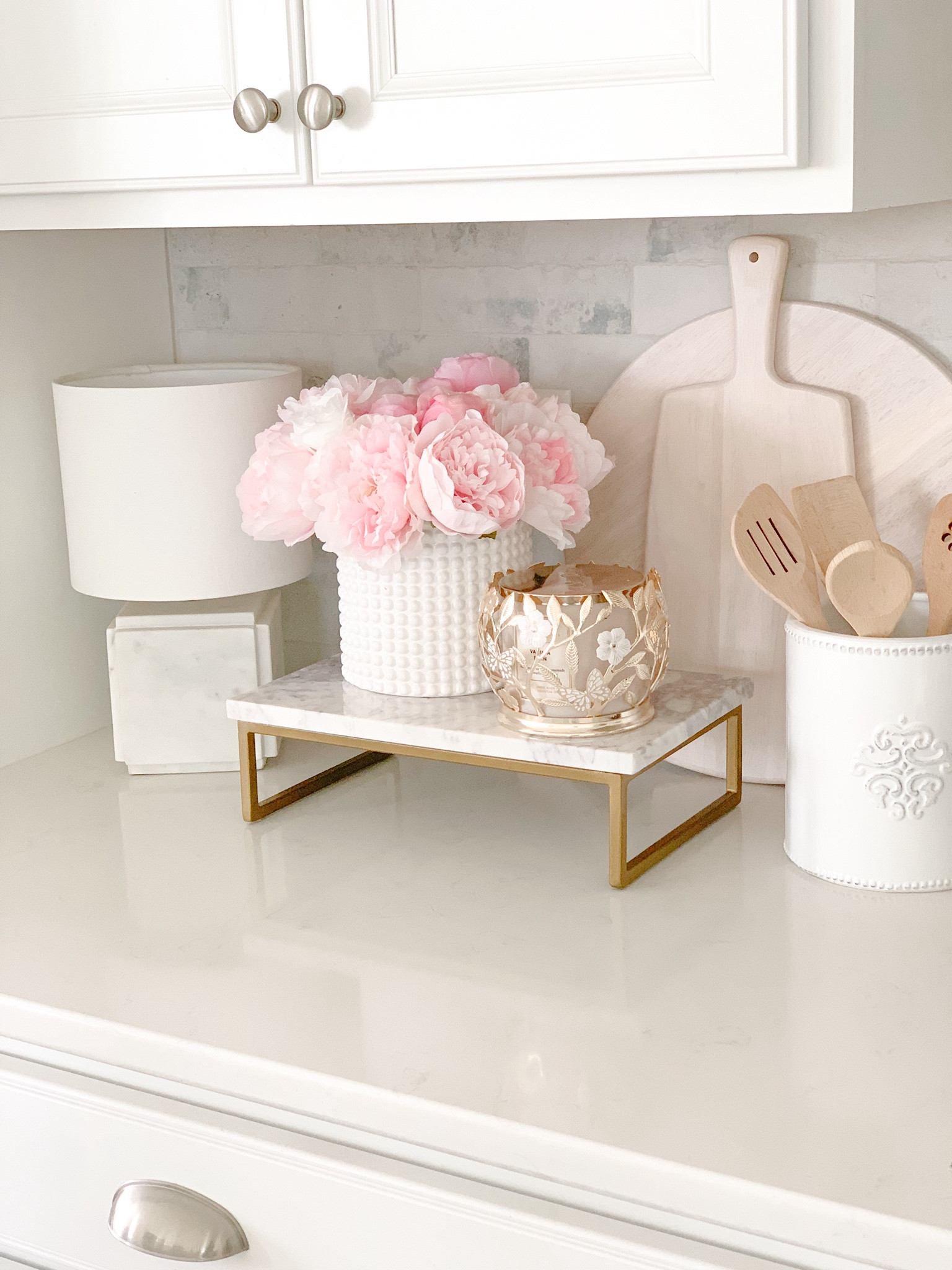 Kitchen decor


Small marble lamp
Amazon vase
Marble serving stand
Light wood serving board
Target home
Amazon home

#LTKfindsunder50 #LTKhome