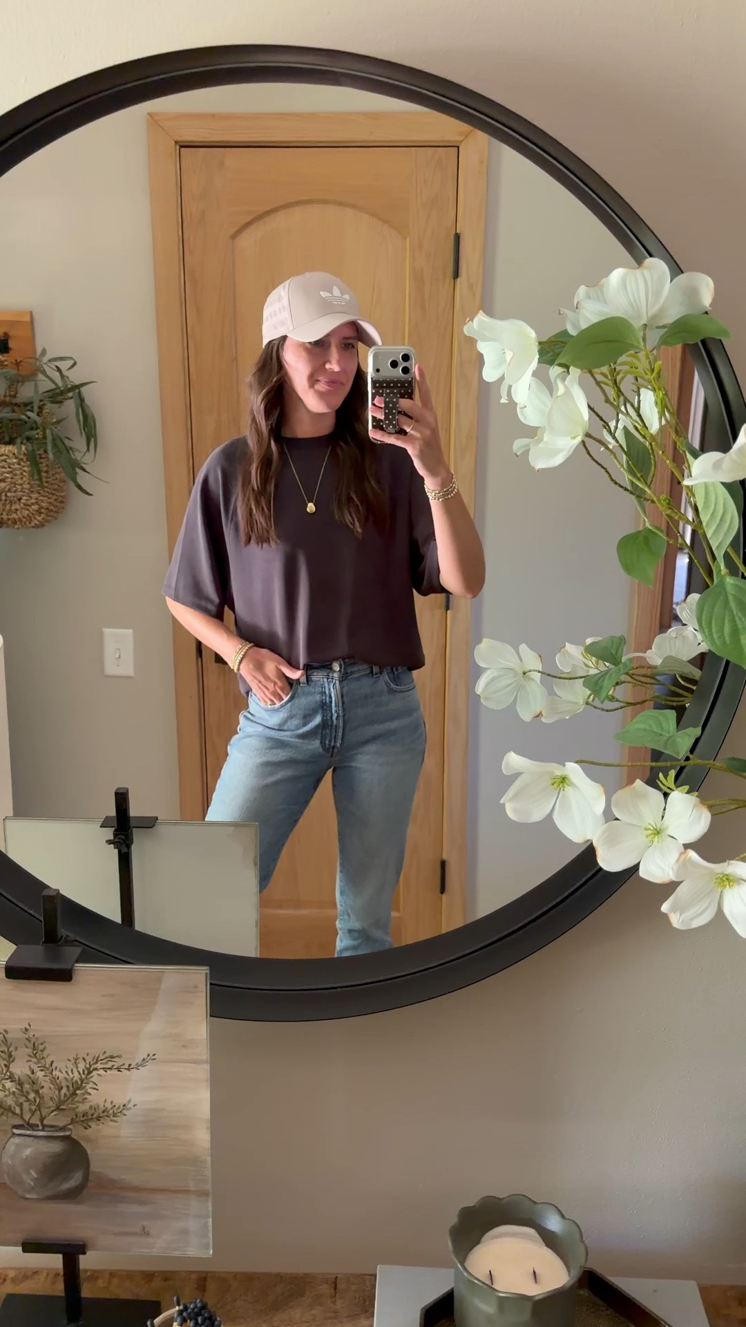 Size small top. It has an oversized fit. Size 26 regular in the jeans.