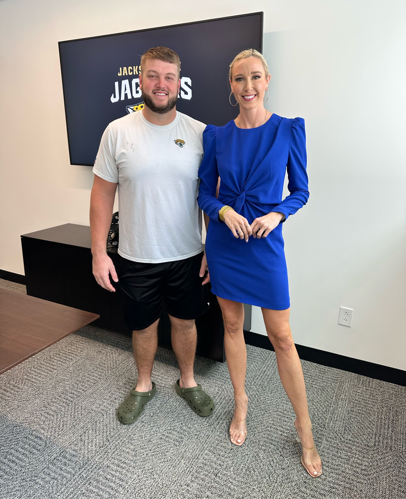 Standard issue news dress but loved the detailed tailoring that made it more fitted. Knot at the waist creates a nice shape. Tall girl approved 