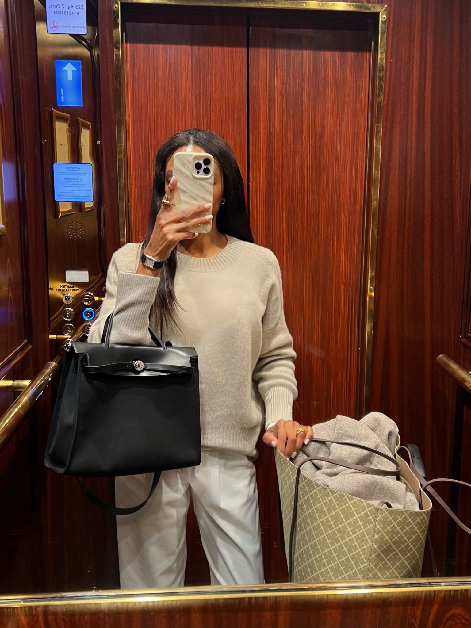 Airport look - travel outfit 
Wearing Almada Label knitwearr