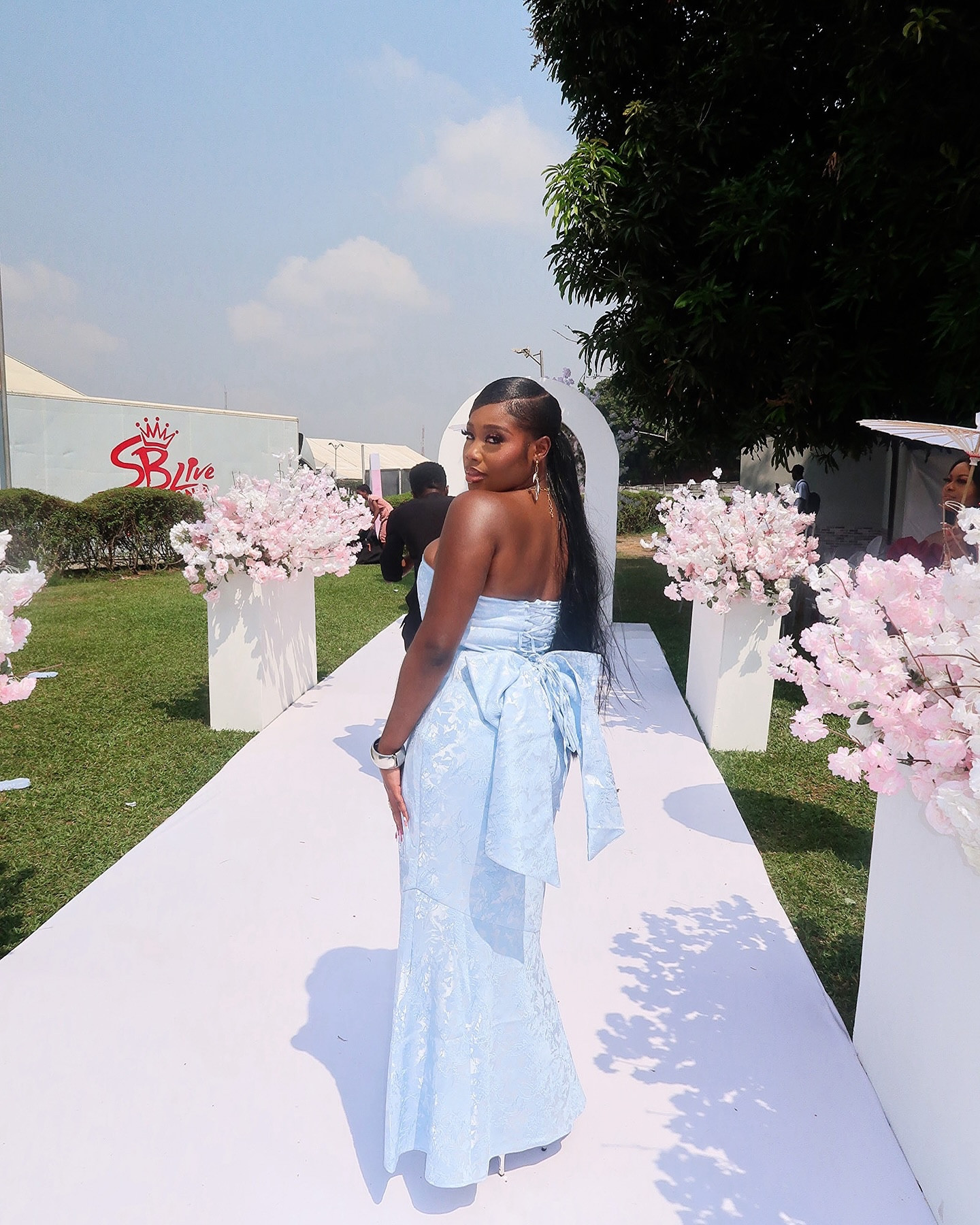 garden themed weddings might just be the most beautiful thing to witness 🤍🥰 #stylebyemmanuela 

outfit deets ⬇️
dress: @babyboofashion 
shoes: @shein_ca 
hair bundles: @dollaholichair.ng 
hair installation: @_touchbymidz 
lashes: @lashedbyojurire 
makeup: @juvsglam_ 

congratulations to the Luwoye’s 👰🏽‍♀️🤵🏽. so happy to have witnessed this love & union. God bless you my people ✨🫂♾️
.
.
.
#weddingservice #gardenweddings #babyboofashion #sheinshoes #torontoblogger #torontofashionblogger #nigerianwedding #nigerianweddingpictures #nigerianblogger #lagosweddings #ltkcreator #ltkwedding