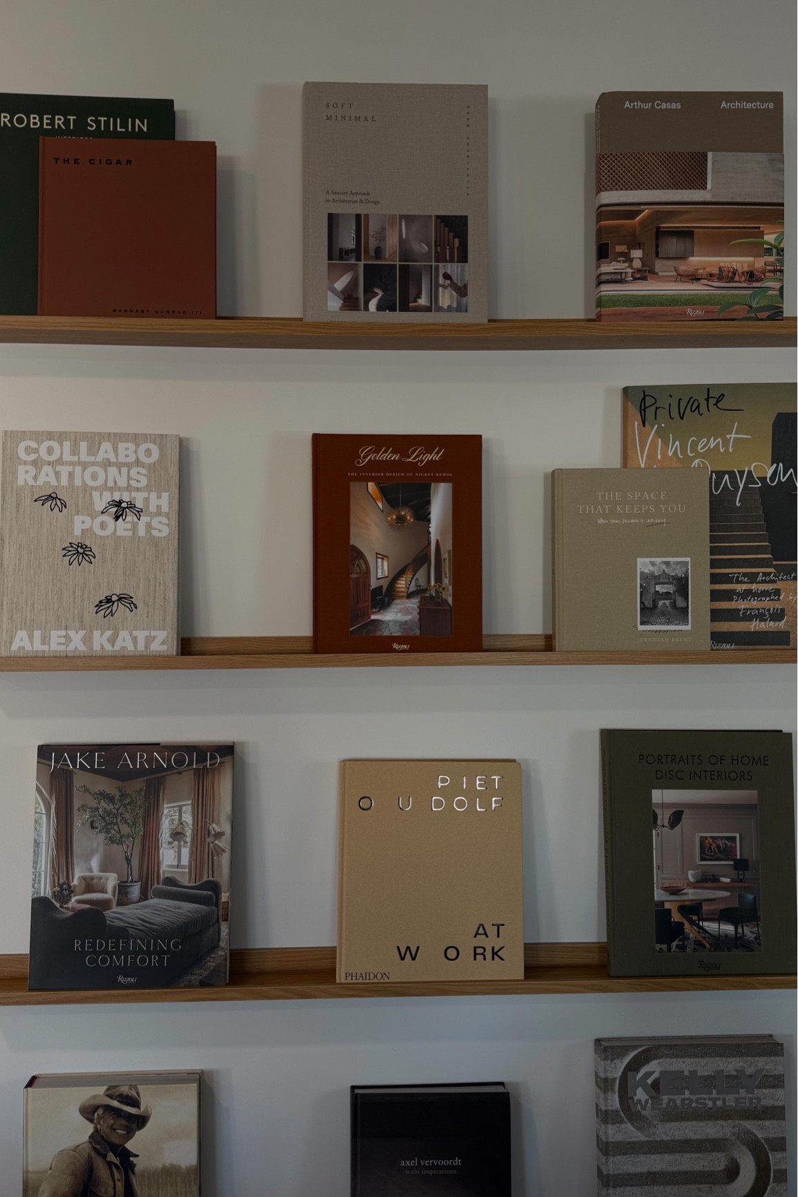 I have been brainstorming a way to style the narrow wall in between my kitchen and living room and finally found the solution 🤌🏼