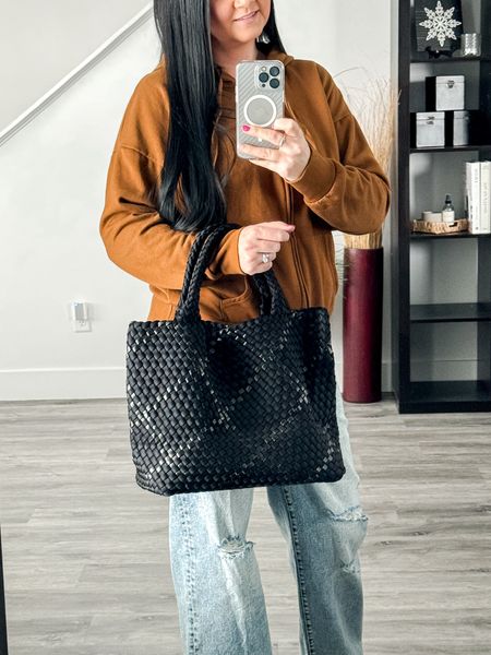 🚨Sale Alert!! 
40% off using code: SPRING40🚨
This bag is even more beautiful in person. Plus you get the designer look for less. Comes in multiple color options. 
(Also linking the designer option)

Woven Purse • Womens Purse • Designer Look Alike • Bag • Womens Bag • Clutch • Gift Idea • Gift For Her 

#womenspurse #designerlookalike #womensbag #wovenbag #giftidea #purse