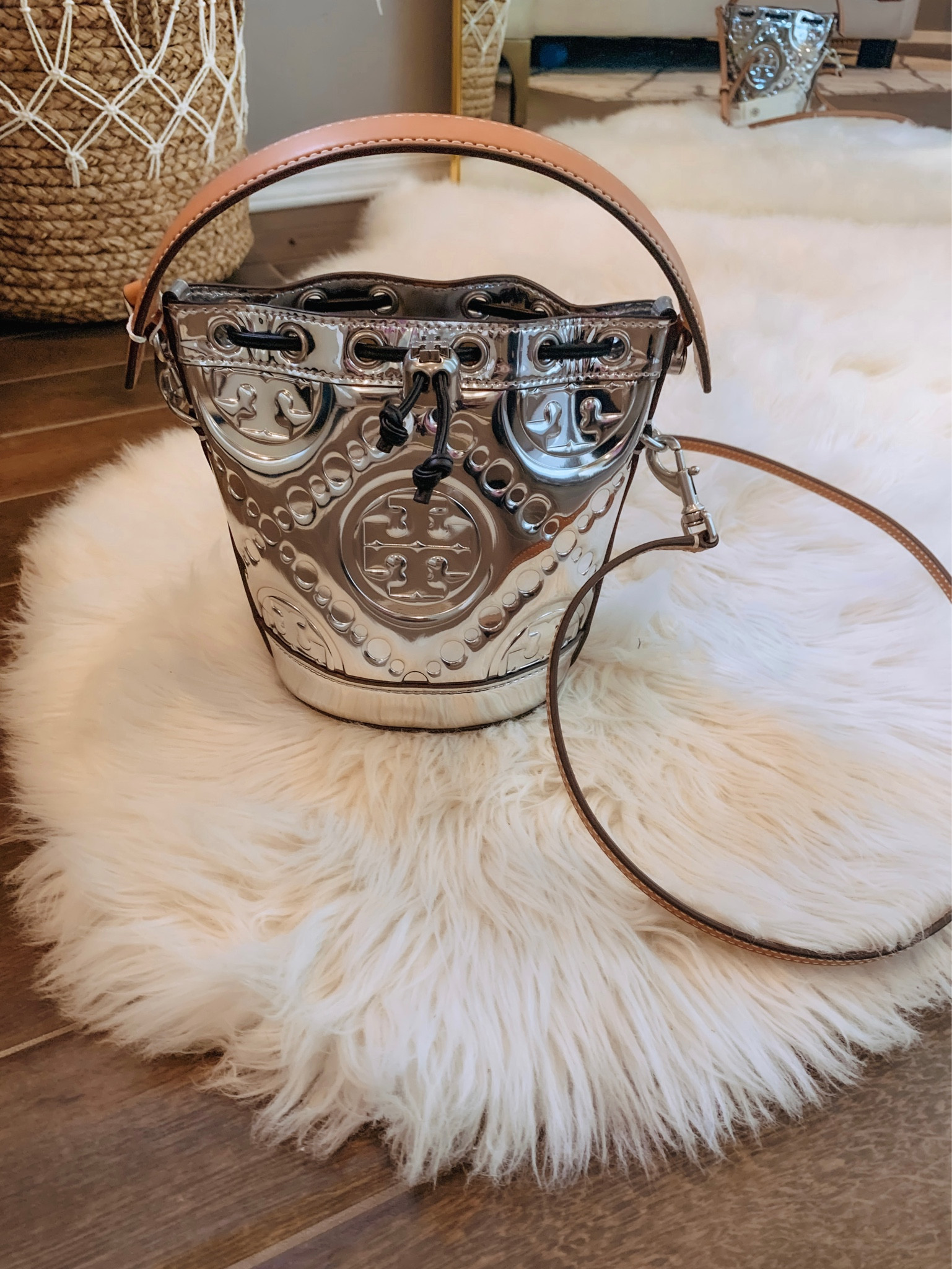 Metallic bucket bag with cross body strap!  

Mini bag, bucket bag, metallic bag

#LTKFind #LTKitbag #LTKstyletip