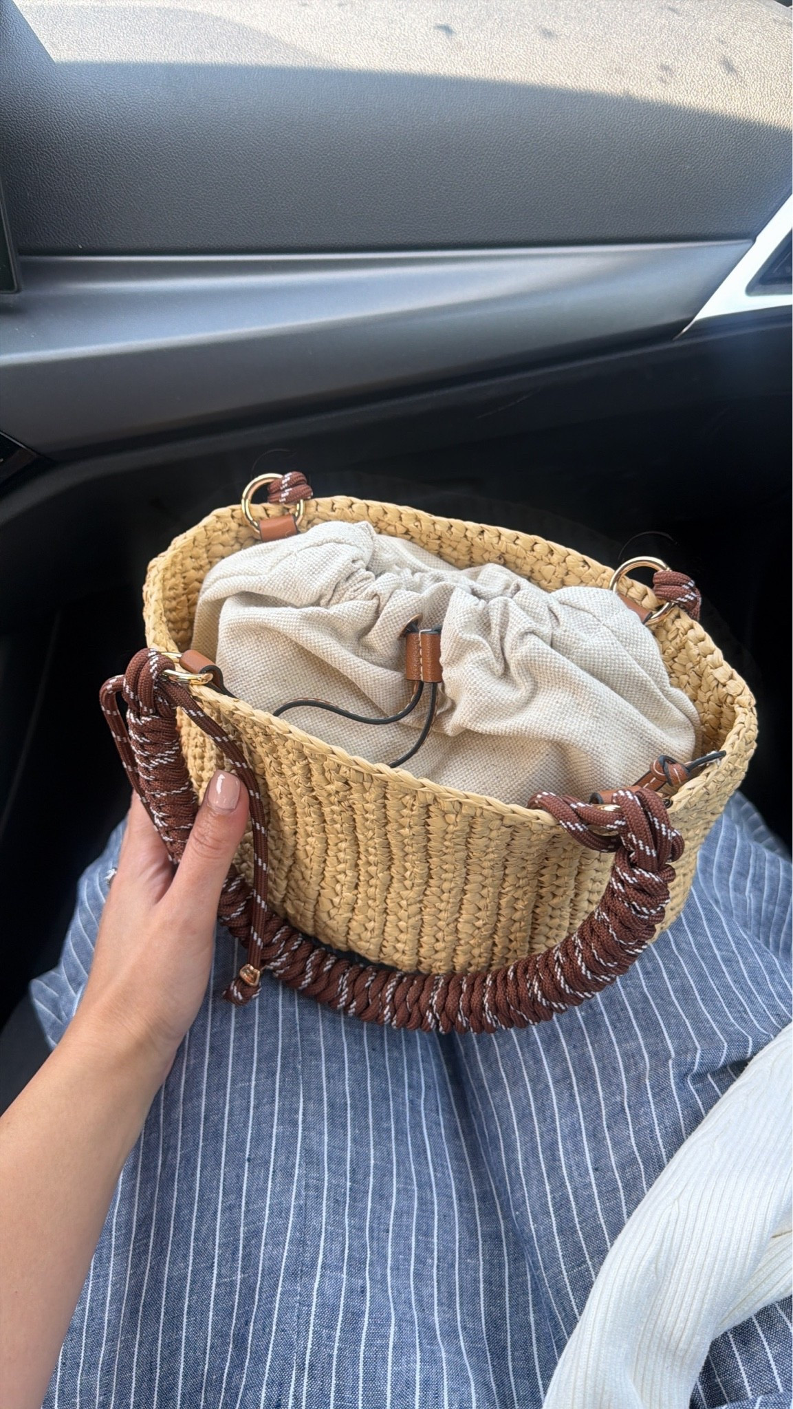 the cutest H&M summer bag that you can fit literally anything on sale under $20! 

#hmsale #strawbag #summerbag #vacationbag #hmfinds #hm