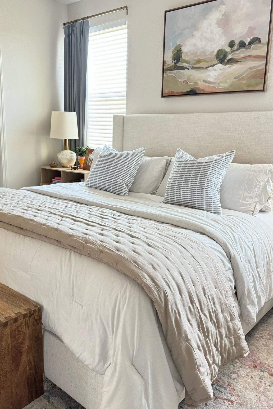 Nothing like a made bed to help start your Monday ✨ 

Bedding 
Cloud quilt
Upholstered headboard 
Neutral home 
Bedroom 

#LTKHome