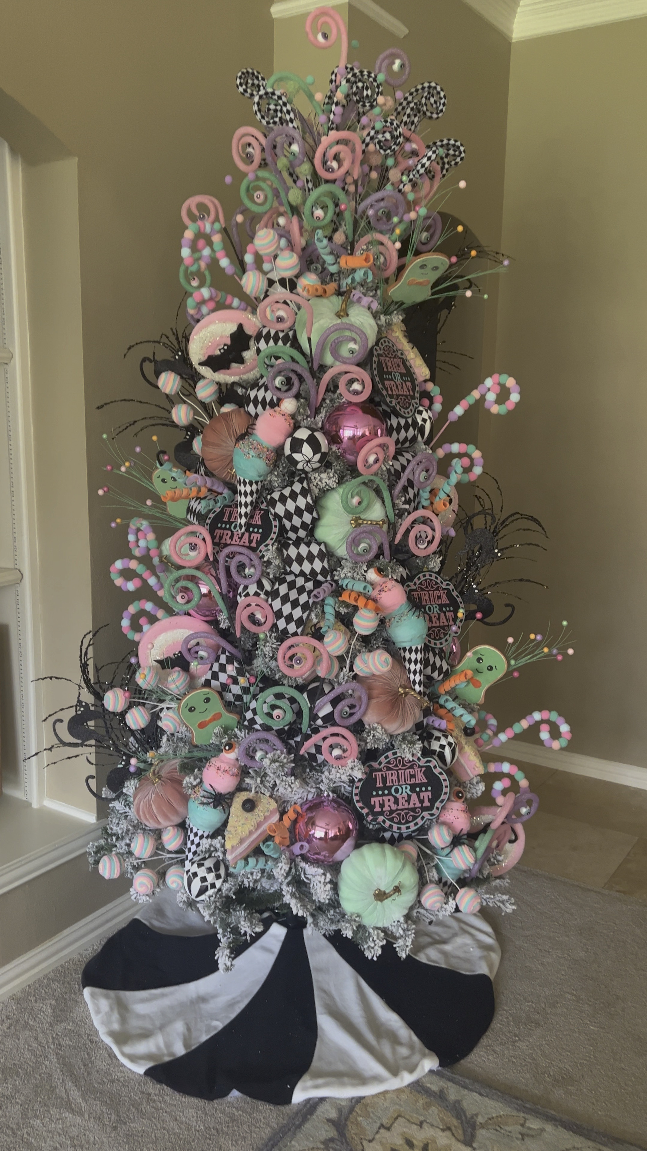 Shop my 2023 Halloween Tree! 💖🖤🤍🎃🎄

#LTKHoliday #LTKhome #LTKHalloween