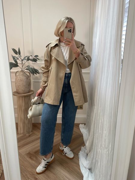 Spring outfit with blue jeans, white t-shirt, short trench coat and Spezials 