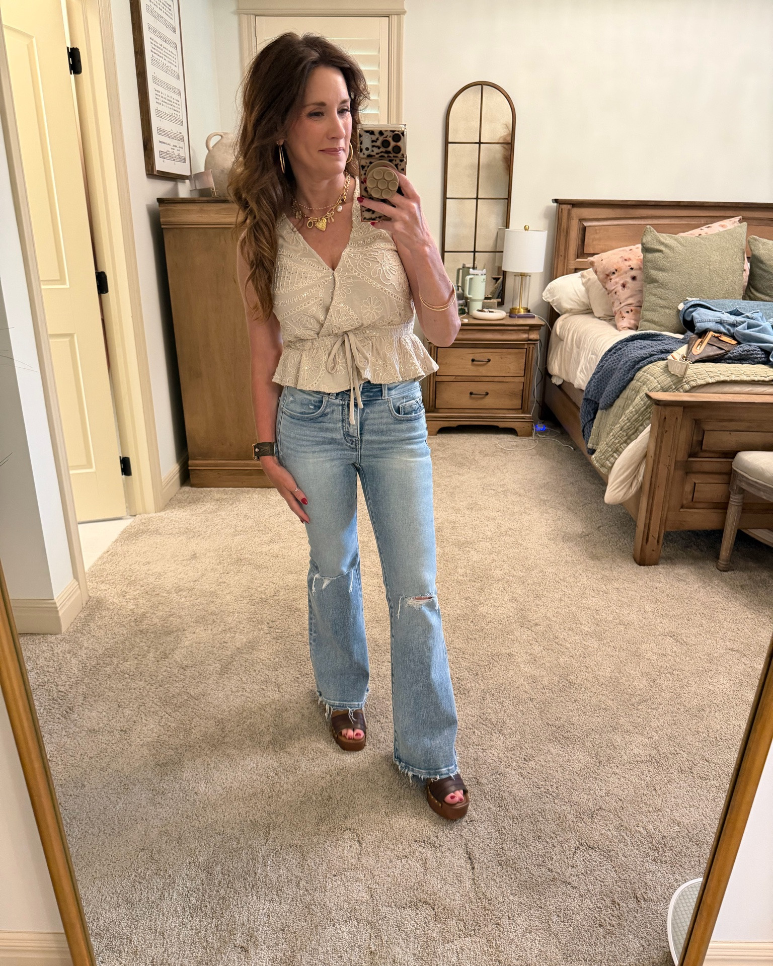 Neutral tops + light wash denim will forever have my heart 🤍✨
This little peplum tank is SO flattering and perfect for summer dinners, coffee runs, or casual date nights. Paired it with distressed flare denim + chunky sandals for an effortless everyday look 🙌🏼

Size XS in top- runs true to size 
24x30 in jeans