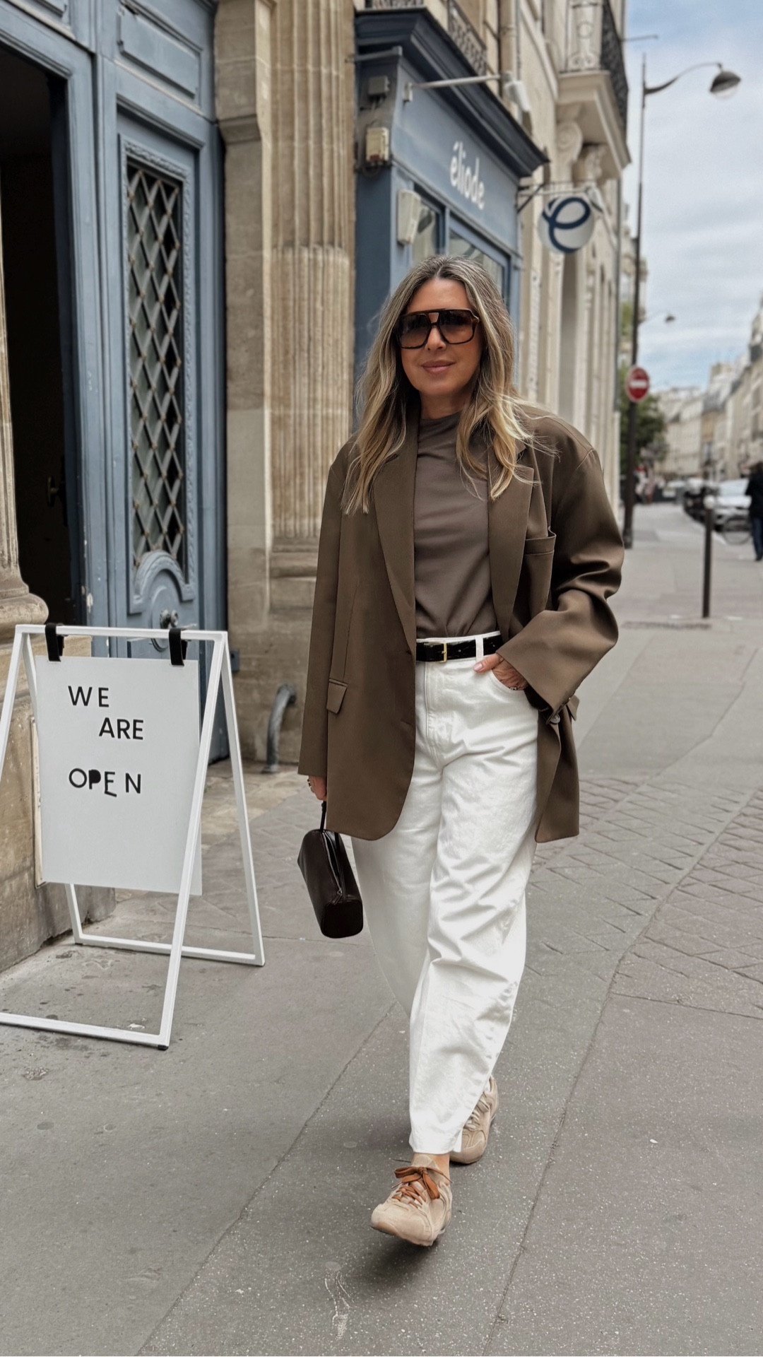 Blazer The Frankie Shop oversize, top COS, jean Zara coupe barrel.

Blazer porté ample sur un top simple. Jean taille haute, coupe barrel avec volume sur la jambe.

#outfit#lookdujour#minimaloutfit#zara#cos#

#LTKworkwear #LTKfrance #LTKeurope