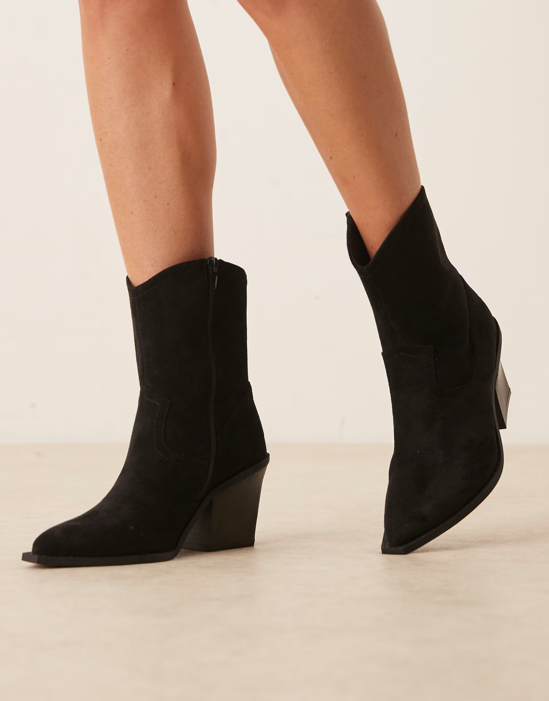 ASOS DESIGN Wide Fit – Remedy – Cowboystiefel aus schwarzem Wildleder mit Absatz, weite Passf... | ASOS (Global)