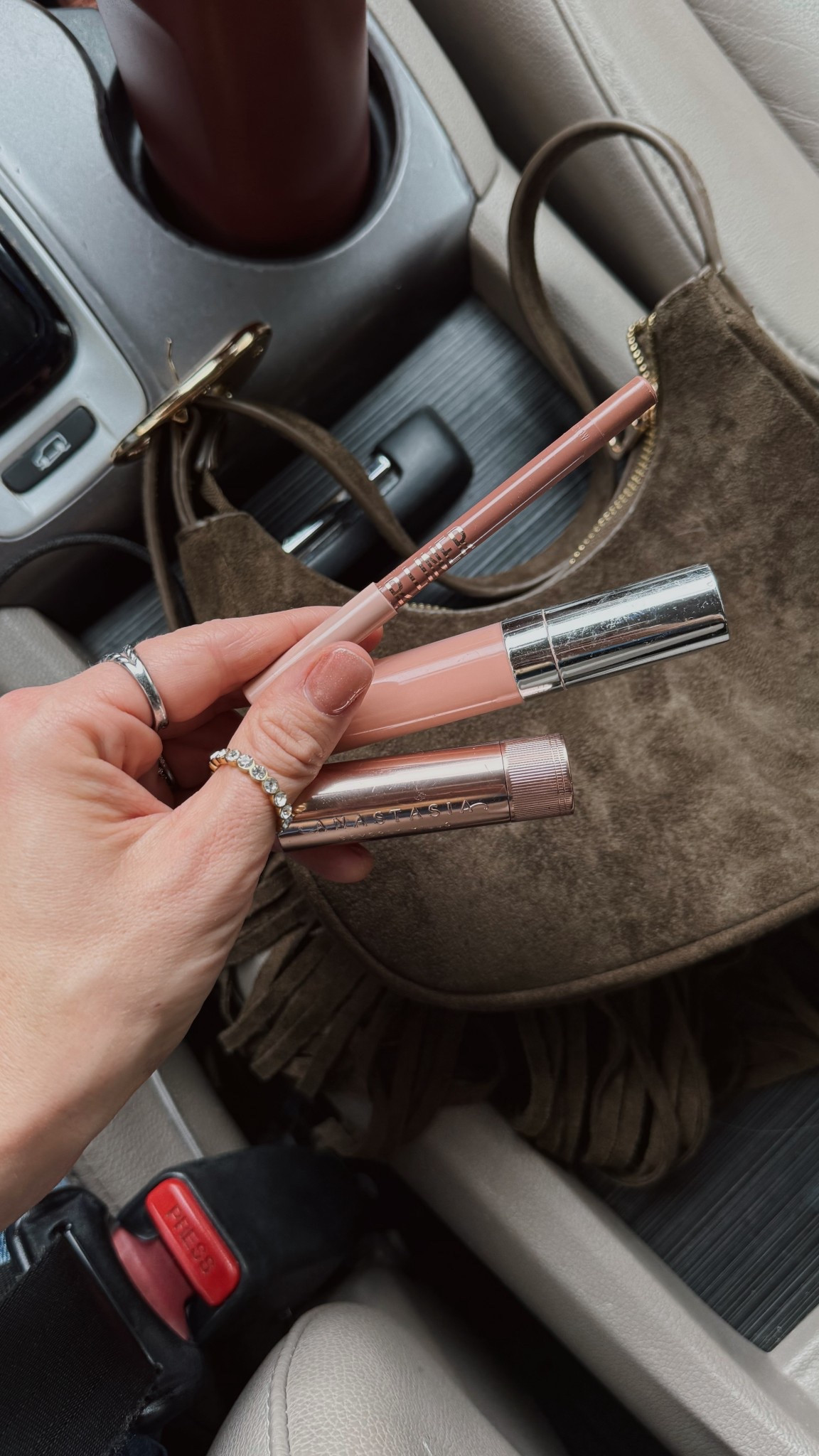 LIP COMBO | slightly dramatic nude lip ✨

Milani lip lifter liner - shade on it
Anastasia matte lipstick - shade soft haze
Shine lip gloss - shade darling

#LTKBeauty #LTKmorningroutine #LTKgrwm