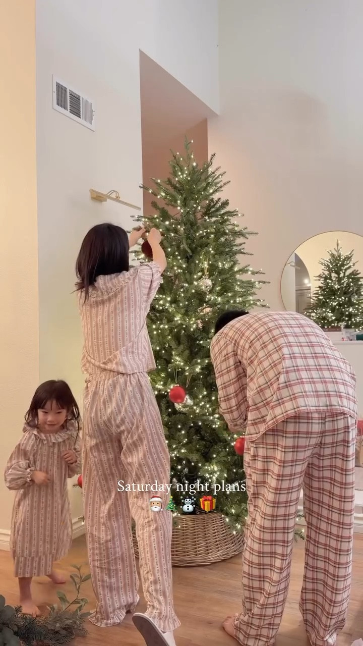 Making memories with family by the🎄！

#LTKwinter #LTKfamily #LTKhome