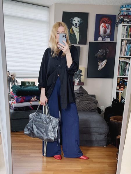 Low effort Friday. 
Style tip: When I bought this button up from the Gap I went for the tall sizing because I wanted more length with it. It’s a nice option to have when you prefer a longer length in items.
Bag is secondhand/consignment  
•
#springlook  #torontostylist #StyleOver40  #secondhandFind #fashionstylist #slowfashion #FashionOver40  #MumStyle #genX #genXStyle #shopSecondhand #genXInfluencer #genXblogger #secondhandDesigner #Over40Style #40PlusStyle #Stylish40


#LTKOver40 #LTKStyleTip #LTKItBag