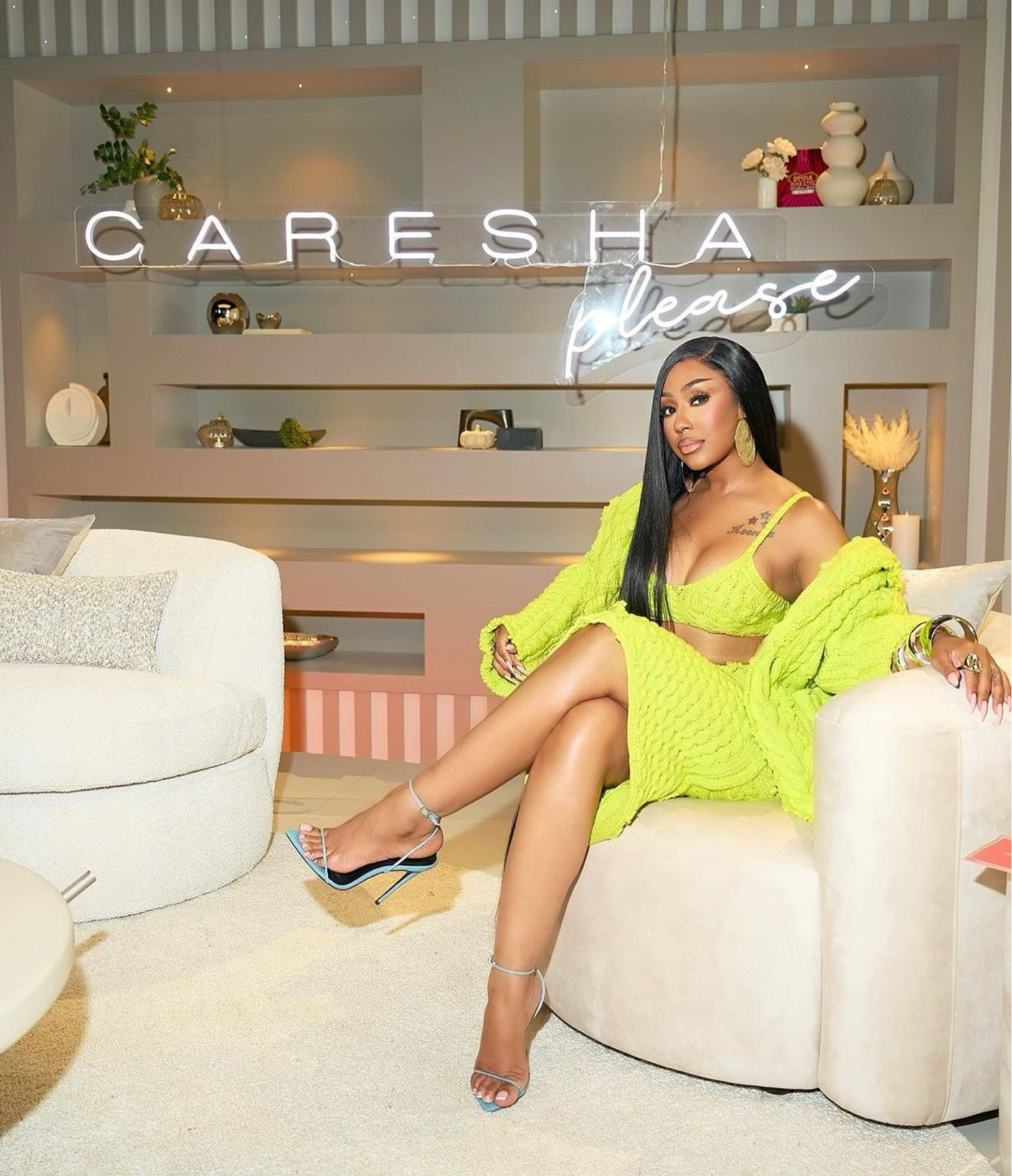 @yungmiami305 appeared with mariahthescientist on an episode of #careshaplesse wearing an @alexandermcqueen lime green cable knit look ($560 bra, $1,990 skirt, $3,490 cardigan) and @tomford heels, styled by @the_kcexperience_ . Hot! Or Hmm..? @zendaya is a fan of this look as well! Swipe to see the look on the runway and shop this set at the link in bio . What do you think?
📸 @revolttv #yungmiami #yungmiamifbd