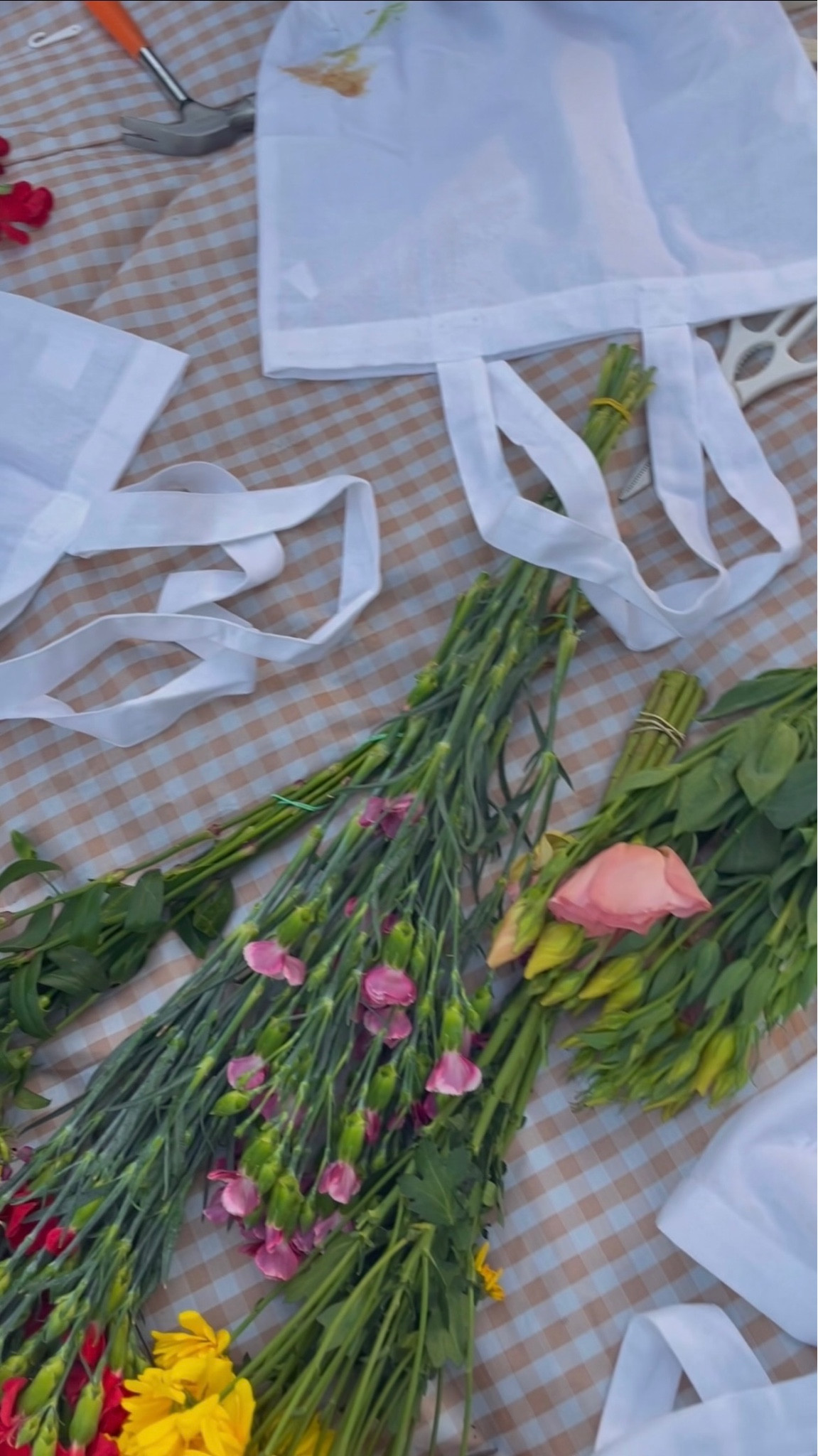 Gingham foldable waterproof picnic blanket, cotton tote bags #diyhammeredflowers