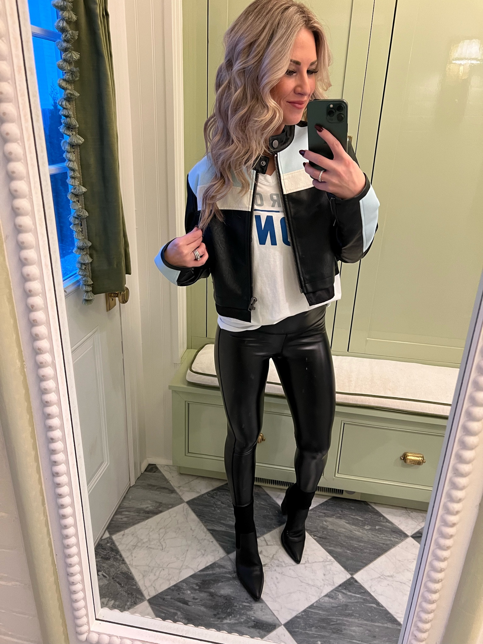 Game day outfit! This leather jacket is everything!!

Detroit lions game day outfit / leather outfit / leather pants / leather jacket 