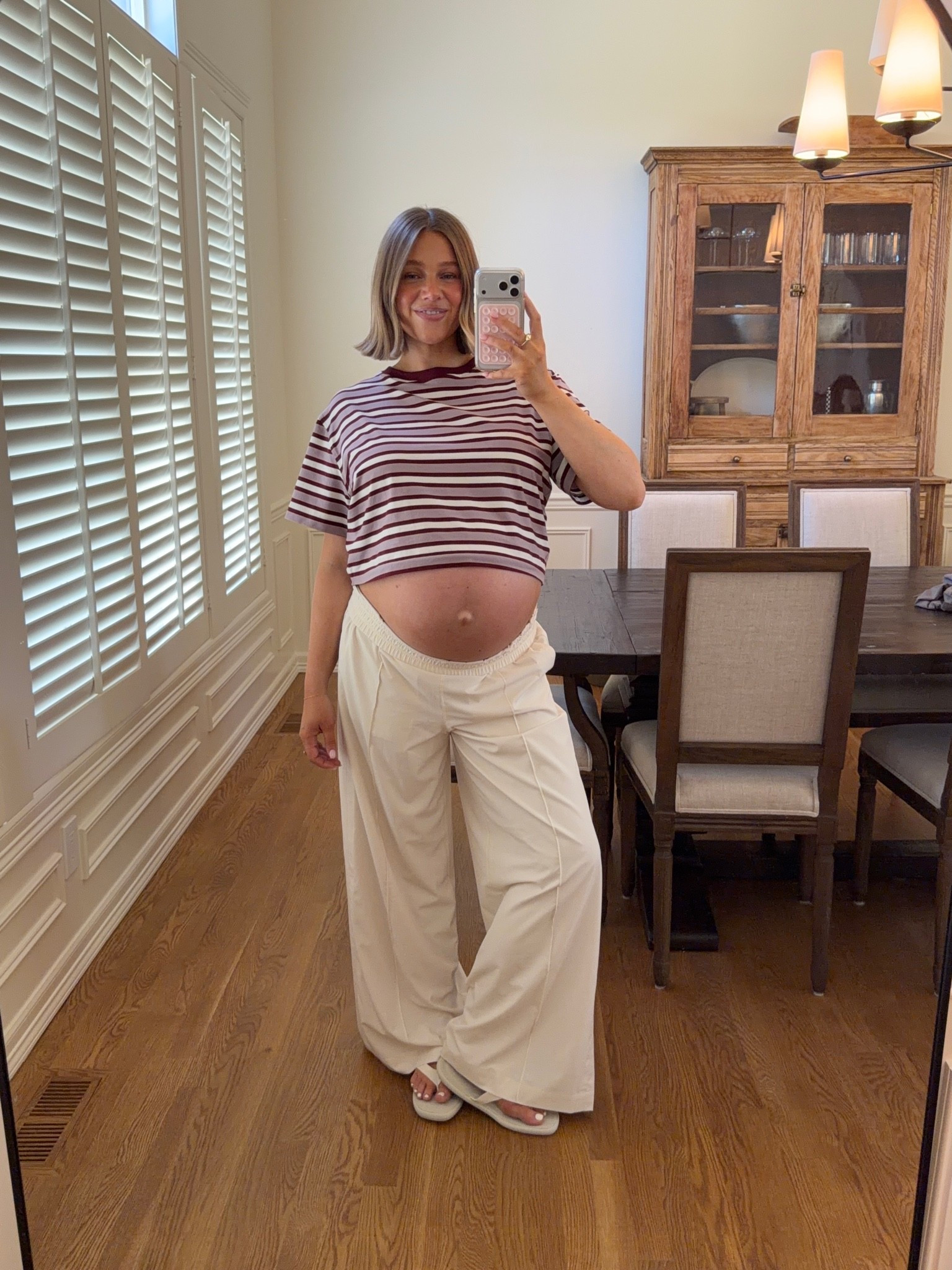 Size 10 in all lululemon tops, size L in Breezily Pant (sized up for pregnancy) mid rise and they’re super soft, stretchy and light weight for summer! 31” inseam and I am 5’ 5” 

#pregnancystyle #pregnant #bumpstyle #bresheppard #lowrise #pregnancy