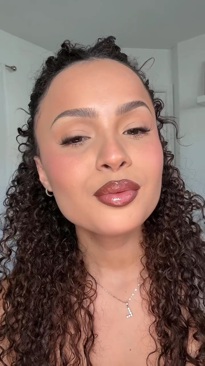 cutesy lip combo for the winter ❄️🤍

products used - 
@maybelline lifter liner in player 
@maybelline lifter gloss in pearl 

#lipswatch #makeupreels #liptutorial #lips #lipgloss #makeupideas #maybelline #makeupreel