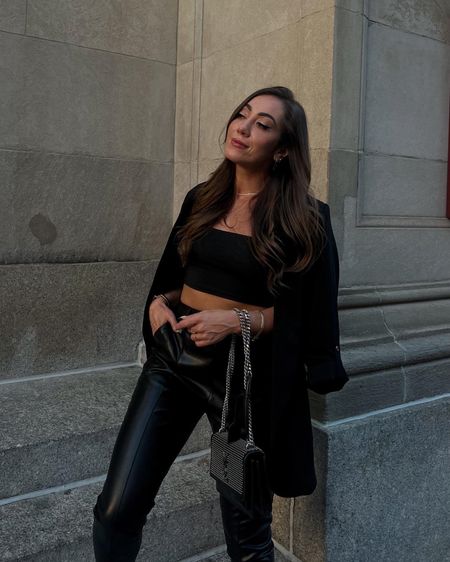 Leather leggings on repeat


#LTKfindsunder100 #LTKstyletip #LTKSeasonal