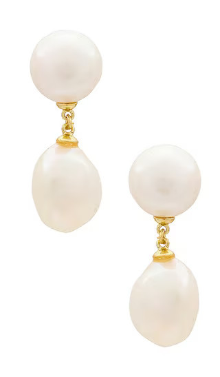 SHASHI Pearl Drop Earring in Metallic Gold. | Revolve Clothing (Global)