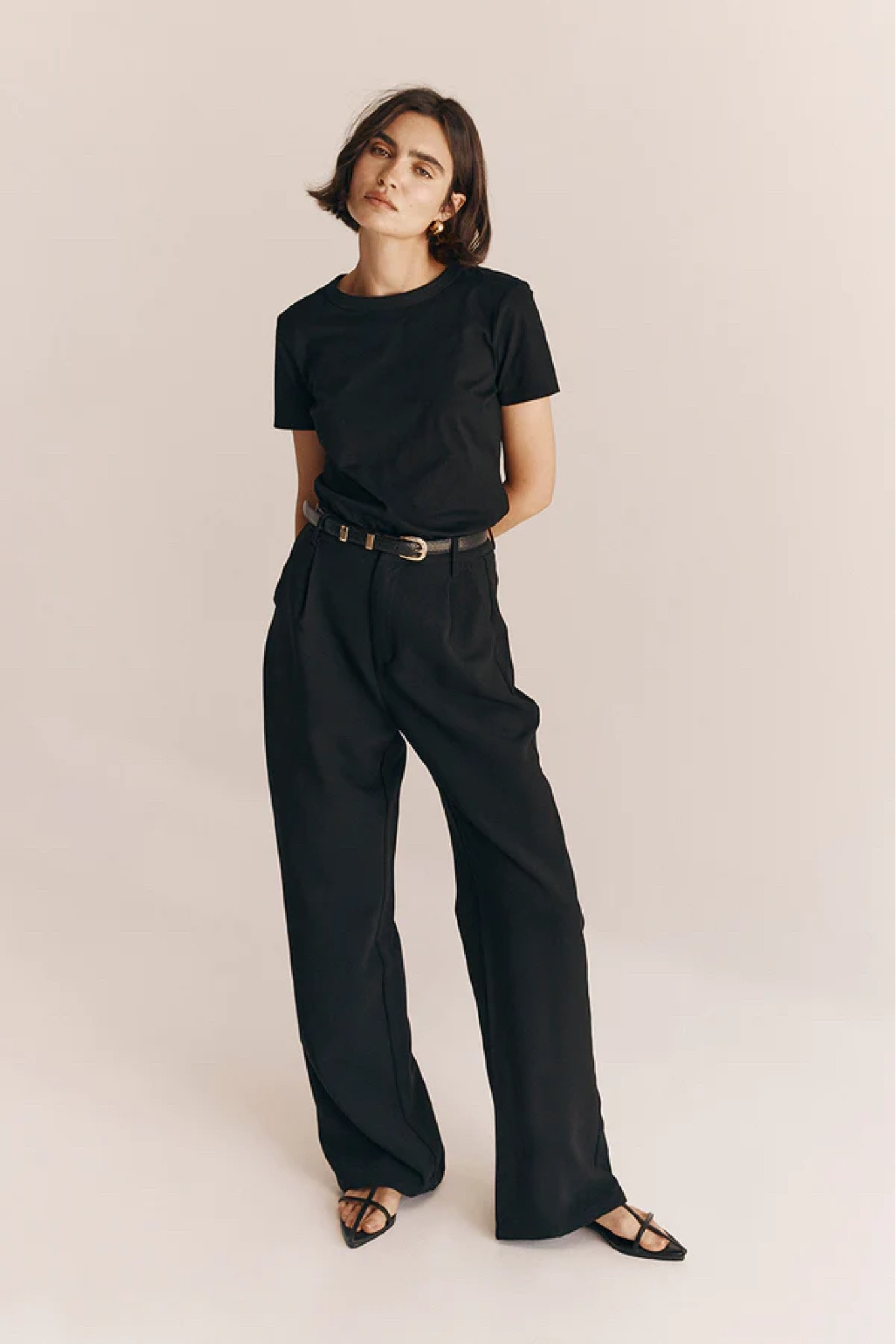 Oversized but classy monochromatic look by Dissh. They have chic silhouettes and a great neutral selection of clothing. 



Minimalist wardrobe 
All black outfit 
Fall outfits 
Chic outfit 
Dressy look 
Tailored pants 
Black trousers 
Black shirt 

#LTKworkwear #LTKstyletip