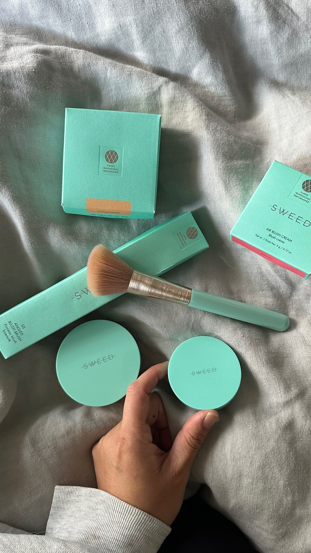 I don’t usually like wearing makeup, but I love how  Sweed beauty feels on my skin, so lightweight and natural for that elevated casual look. The miracle powder is so lightweight while giving coverage like a foundation. 
