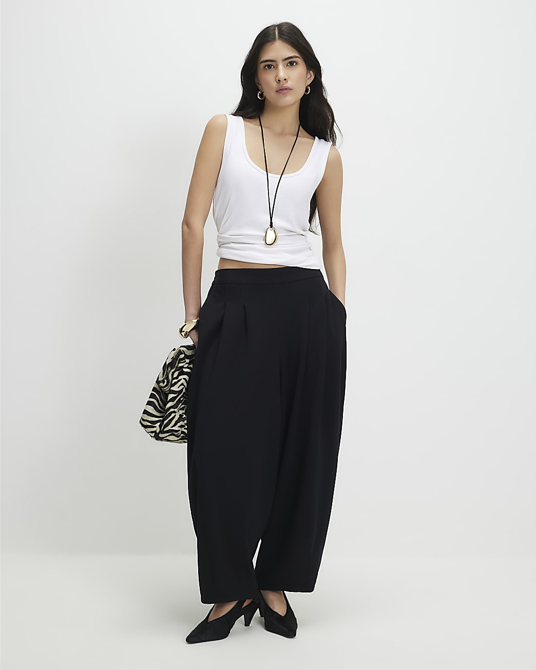 Petite Black Pleated Balloon Leg Trousers | River Island UK & IE