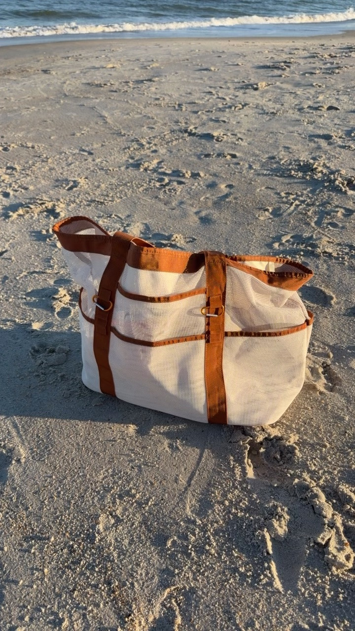 East to pack, hold a lot, and has a zipper!