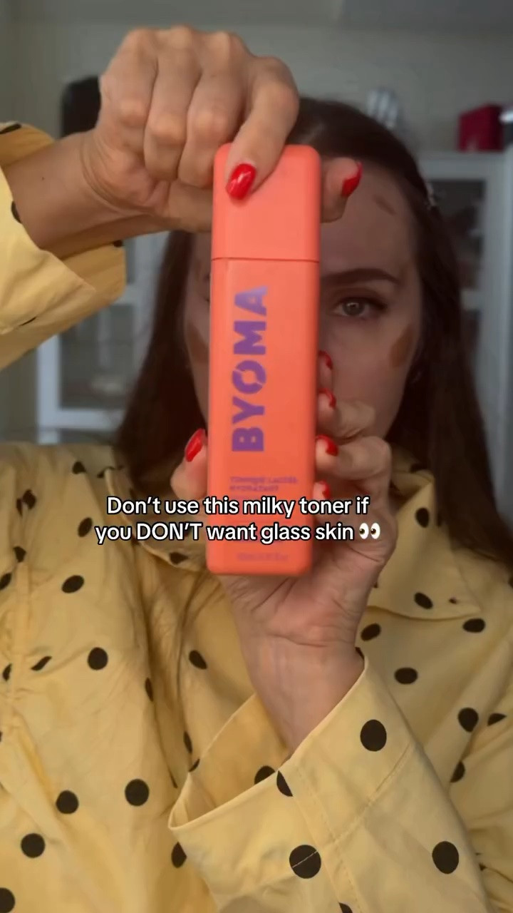 Don’t use this milky toner if you DON’T want glass skin 👀 

milky toner: @byoma 
bronzer: @rhode 
brush: @patricktabeauty 

#byoma #milkytoner #beautyhacks