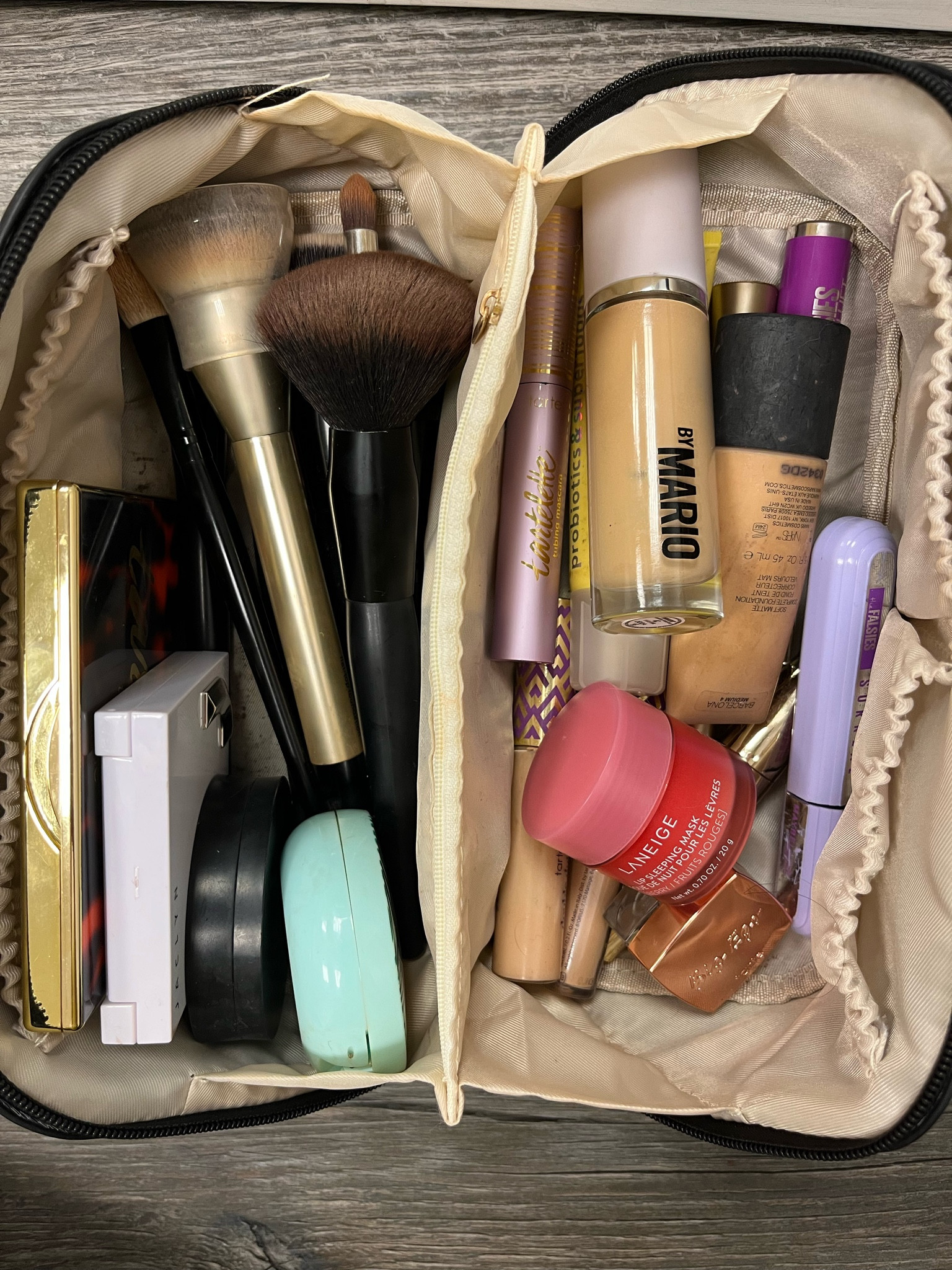 WHAT'S IN MY MAKEUP BAG & MECCA HAUL