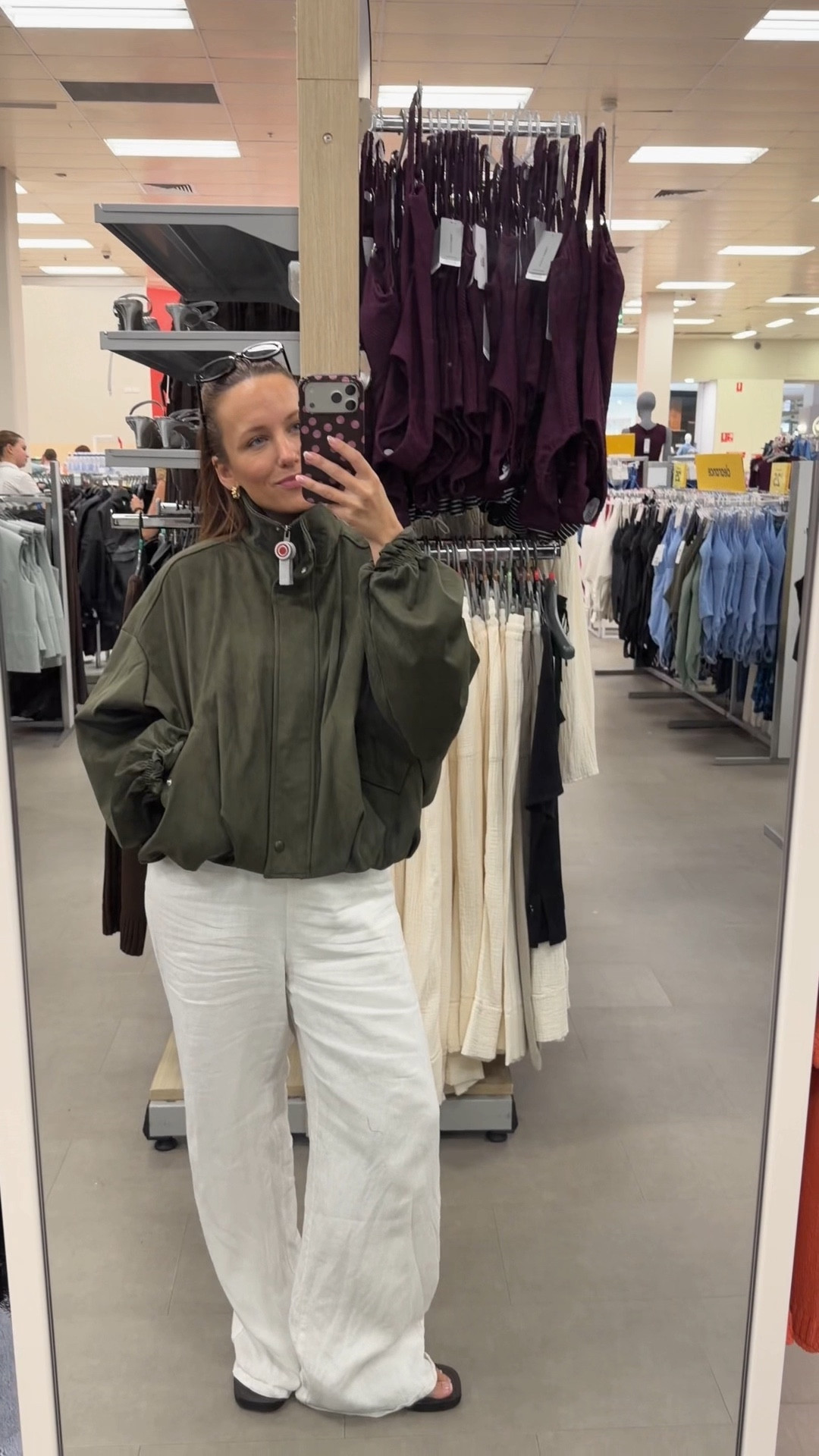 I wear size S/M so its very oversized 

Elastic cuffs at the sleeve and slight elastic at the hem but not firm enough to tuck it into a crop style