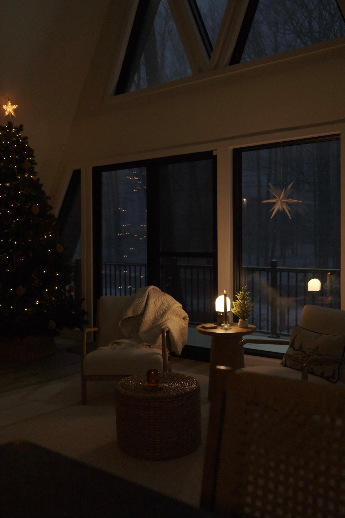 cozy Christmas ambiance 

living room / Christmas tree / airbnbb

#LTKHome #LTKHoliday