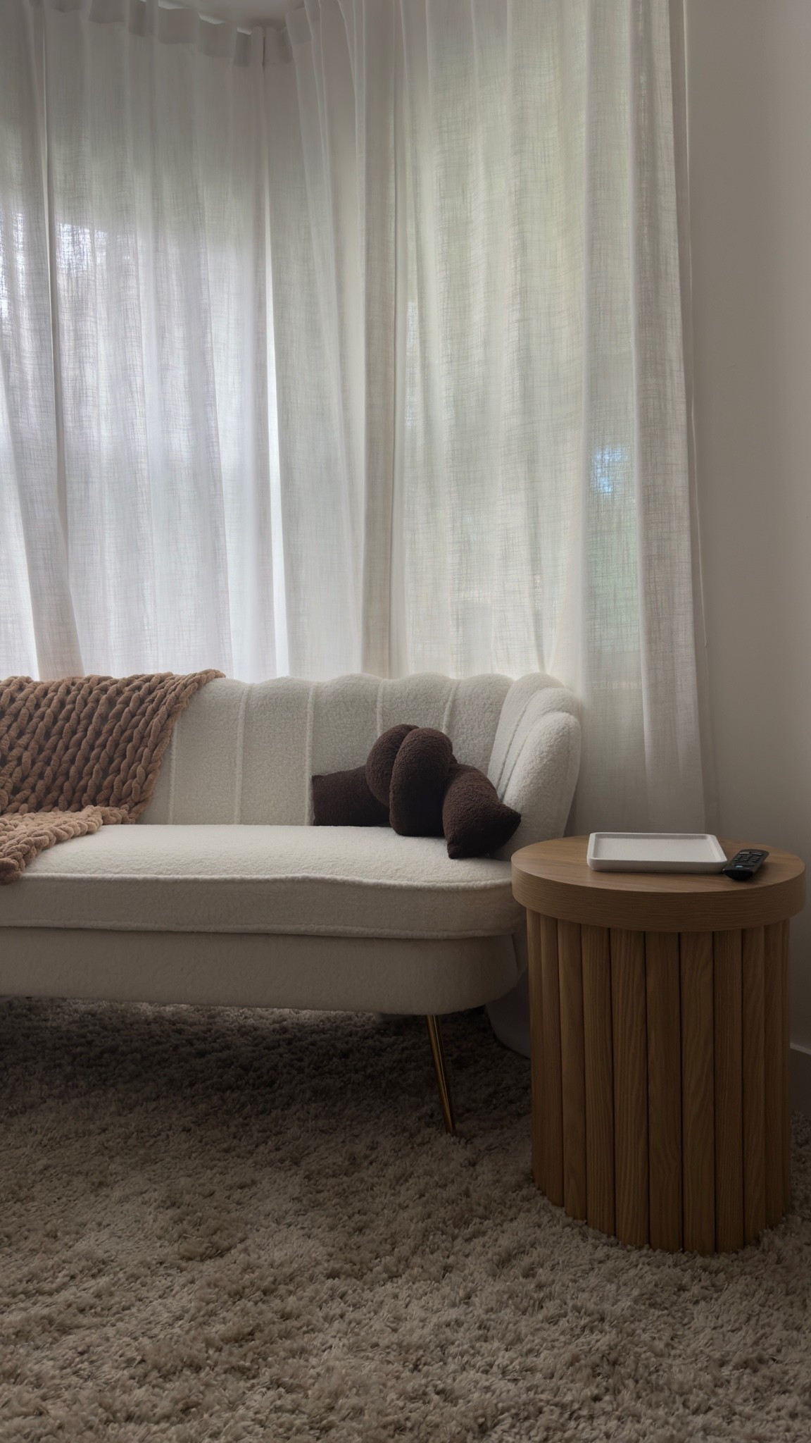 Scroll to shop! ✨ My favorite corner at home. Everything is linked below.👇🏾

Desliza para comprar. ✨ Mi rincón favorito del hogar.

📲 Download the free LTK app & follow me @kirasfashionfinds to shop all my daily finds.

#LTKHome #LTKSeasonal #LTKvlog