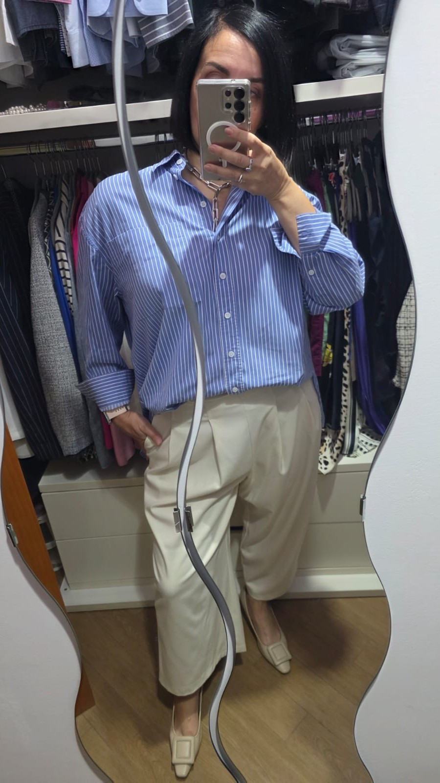 GRWM con camicia over a righe, pantaloni bianchi e décolleté nude.

#LTKautumn #LTKitalia #LTKeurope