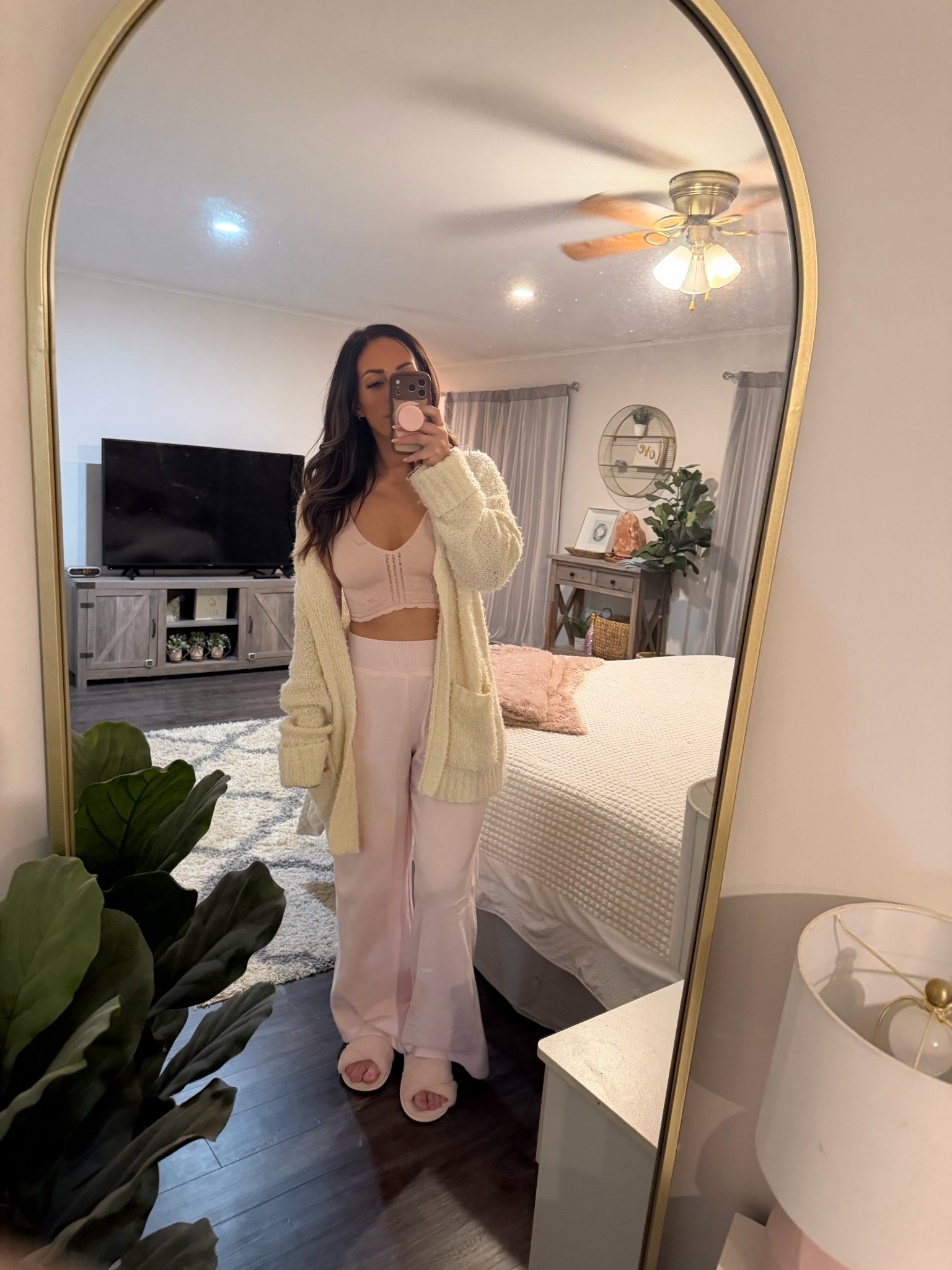 Leaning fully into my cozy era 🤍

This outfit is basically a hug—soft layers, comfy textures, and an easy fit that still feels cute and polished. I’ve been all about pieces that let me feel relaxed and confident, and this combo checks every box. Living in my stay at home and be cute era and I’m here for it for 2026 ⭐️✨🎇