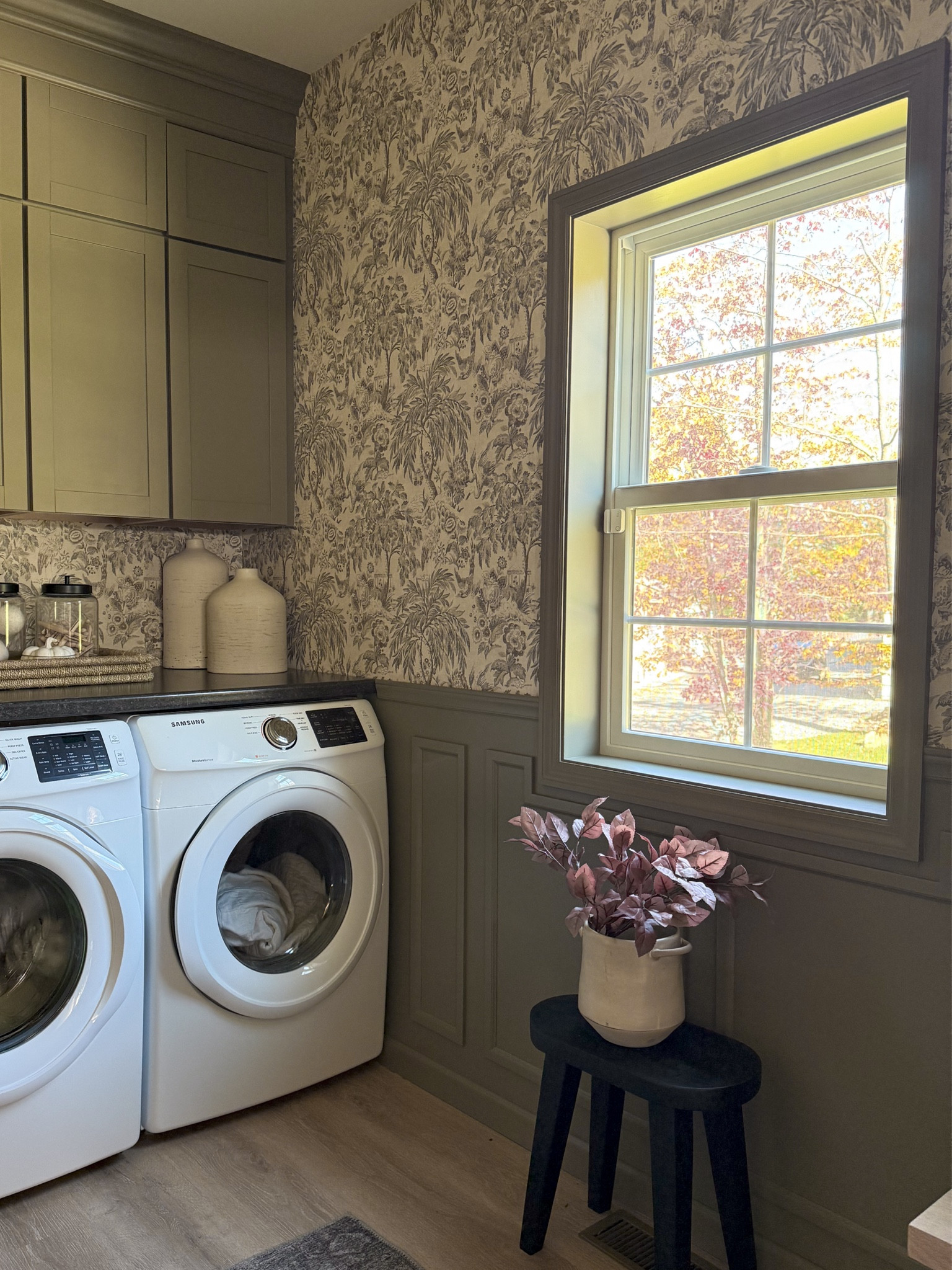 laundry links

paint: SW adaptive shade

laundry room, mud room, moody, green, wallpaperr

#LTKFindsUnder50 #LTKHome